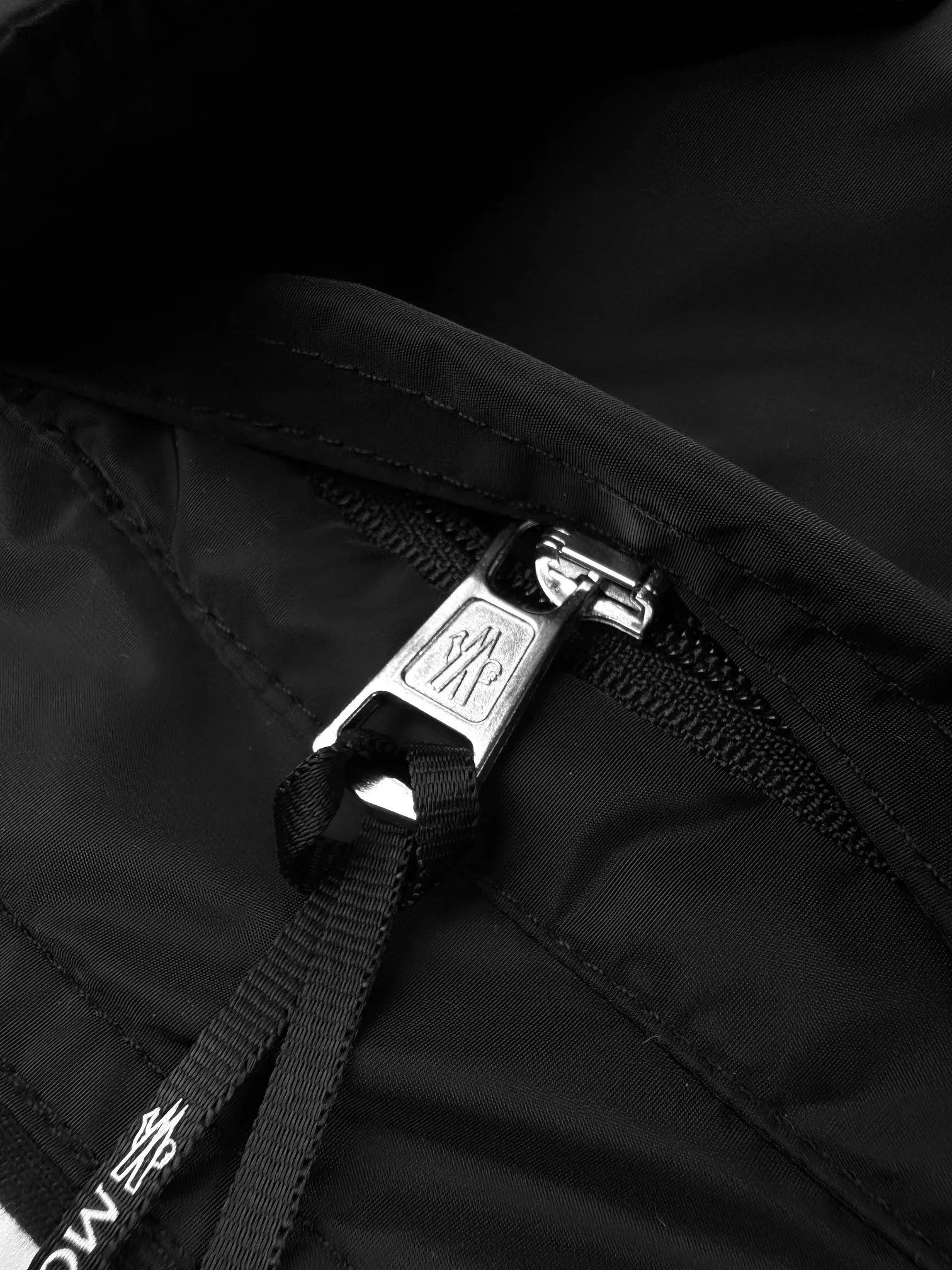 P380 Moncler logo patch pocket patchwork sweatshirt. Customized soft velvet cotton blend warm core material and tough nylon high-density woven material. Smooth and delicate, comfortable and close to the skin. It is based on a deep black curtain. The chest quietly draws a triangular world. The iconic Moncler logo embroidered logo decorates the sleeves. It is integrated with nylon fabric to embellish the square silhouette. Cross-disciplinary aesthetic grafting. Exquisite small pocket design reveals a flexible and relaxed beauty. Deconstruct the attitude of the modern gentleman and show his taste in silence. Process 1: Needle and shuttle stitching technology can make full use of the respective advantages of knitted fabrics and woven fabrics. By choosing the appropriate sewing process and stitches, the splicing parts can be ensured to be strong and beautiful. Process 2: Template machine bag opening. The preset template guides the position, shape and size of the bag opening. The accuracy ensures the quality of the bag opening effect. Process 3: The fabrics are washed and have a better hand texture. It is not easy to deform and shrink. Not easy to fade and maintain long-lasting beauty Accessories: Customized 1:1 Moncler embroidered logo Customized 1:1 Moncler zipper Customized 1:1 Moncler drawstring Customized 1:1 Moncler snap button Customized 1:1 Moncler trademark Version: Loose version Size: S M L XL