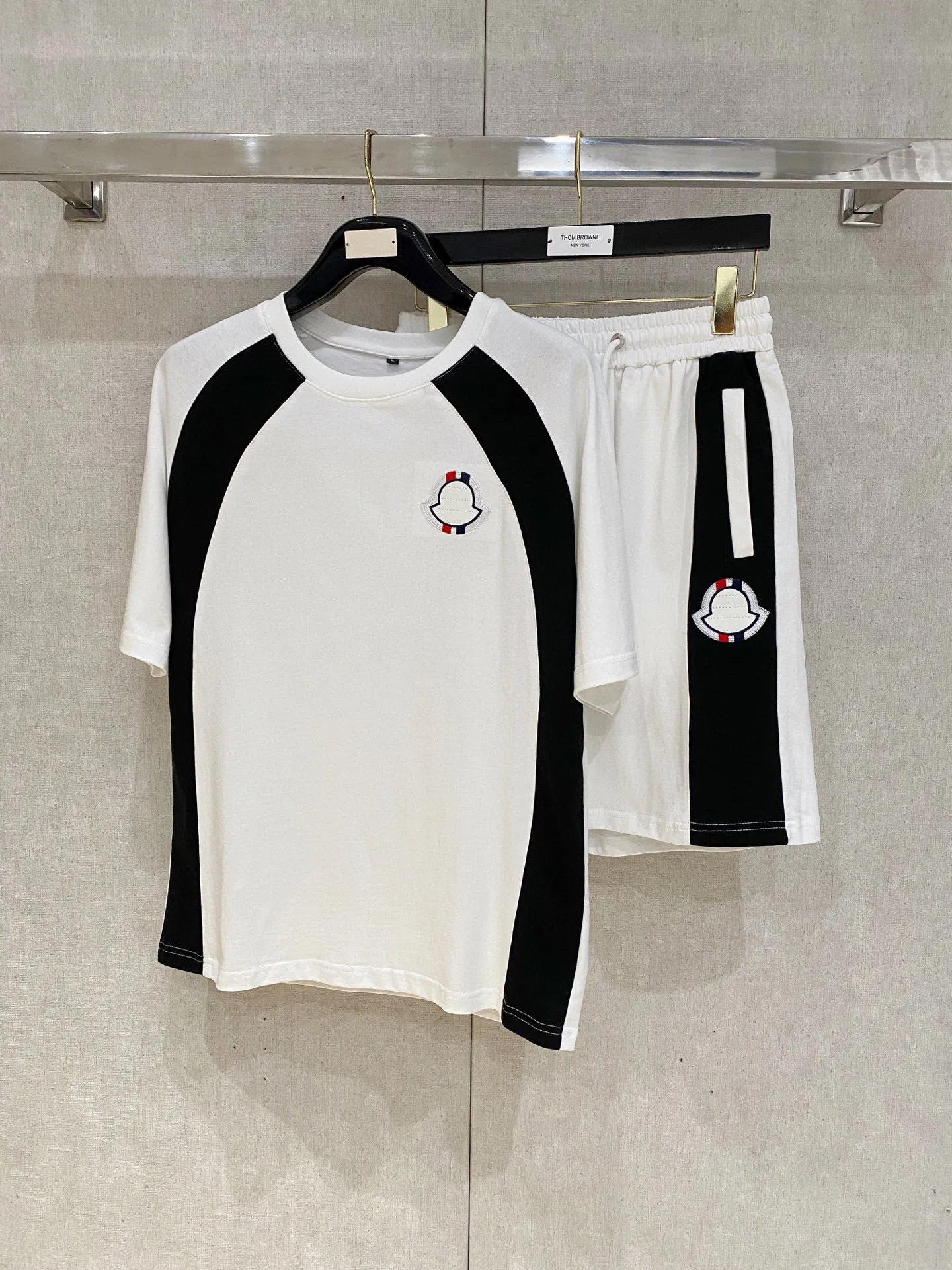 P560 Brand [MONCLER Mouth Covered] 2025 round neck short-sleeved shorts suit. The pure cotton fabric upper body will not be stuffy, the smooth and comfortable skin-friendly effect is more breathable, the fabric has its own texture, classic logo technology, a new interpretation from a unique angle, the first choice for fashion and versatility! Size: M-3XL (maximum wear: 190 pounds)