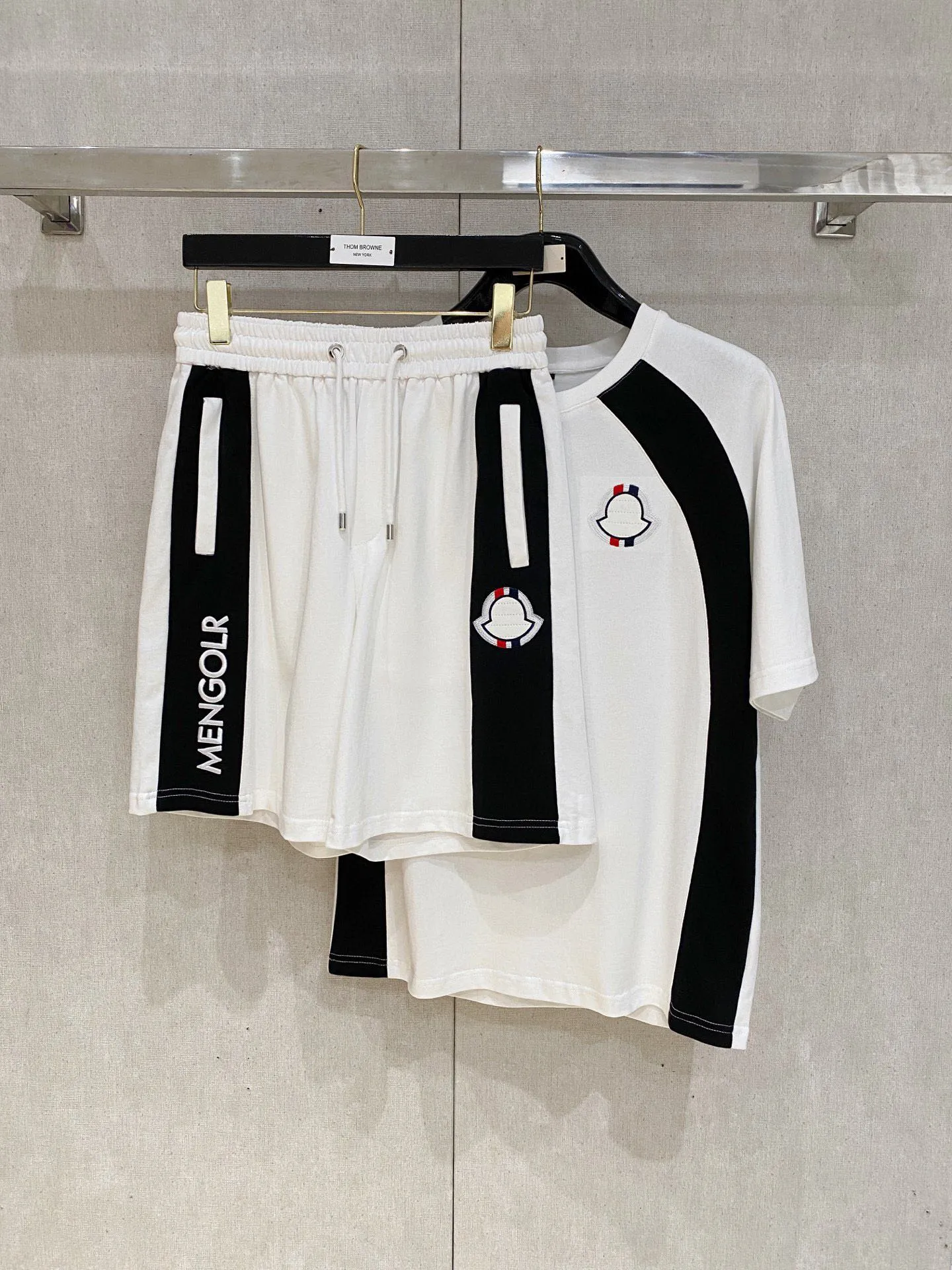 P560 Brand [MONCLER Mouth Covered] 2025 round neck short-sleeved shorts suit. The pure cotton fabric upper body will not be stuffy, the smooth and comfortable skin-friendly effect is more breathable, the fabric has its own texture, classic logo technology, a new interpretation from a unique angle, the first choice for fashion and versatility! Size: M-3XL (maximum wear: 190 pounds)