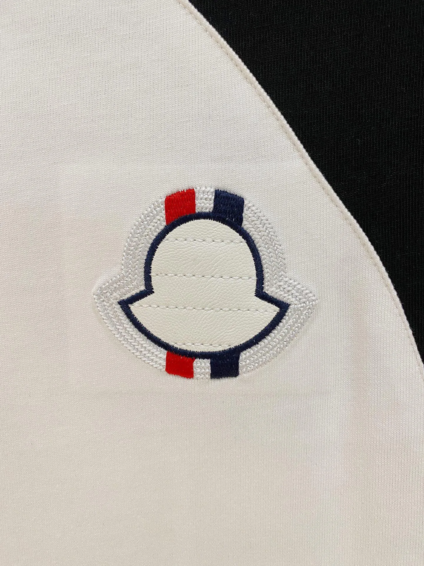 P560 Brand [MONCLER Mouth Covered] 2025 round neck short-sleeved shorts suit. The pure cotton fabric upper body will not be stuffy, the smooth and comfortable skin-friendly effect is more breathable, the fabric has its own texture, classic logo technology, a new interpretation from a unique angle, the first choice for fashion and versatility! Size: M-3XL (maximum wear: 190 pounds)