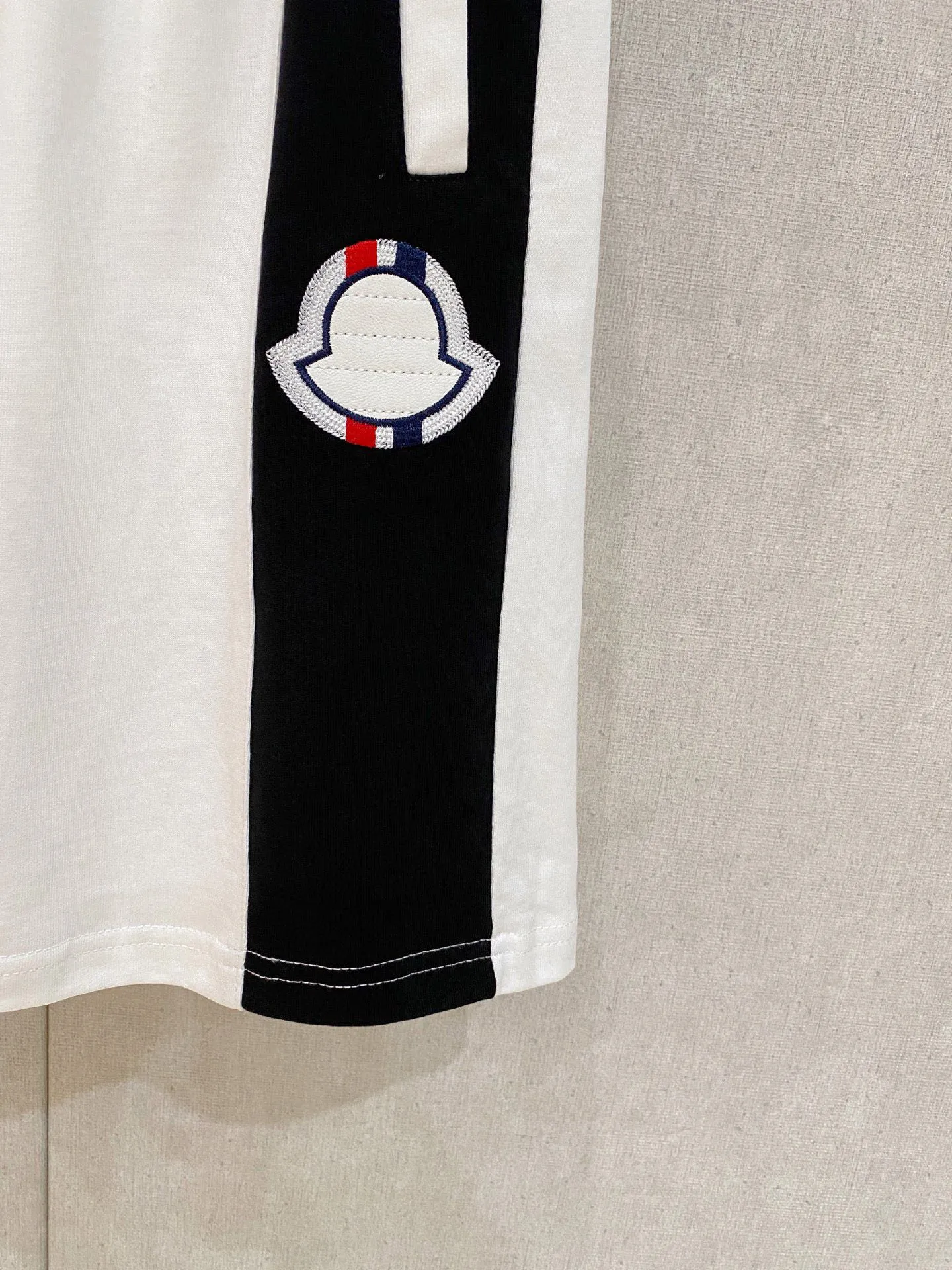 P560 Brand [MONCLER Mouth Covered] 2025 round neck short-sleeved shorts suit. The pure cotton fabric upper body will not be stuffy, the smooth and comfortable skin-friendly effect is more breathable, the fabric has its own texture, classic logo technology, a new interpretation from a unique angle, the first choice for fashion and versatility! Size: M-3XL (maximum wear: 190 pounds)