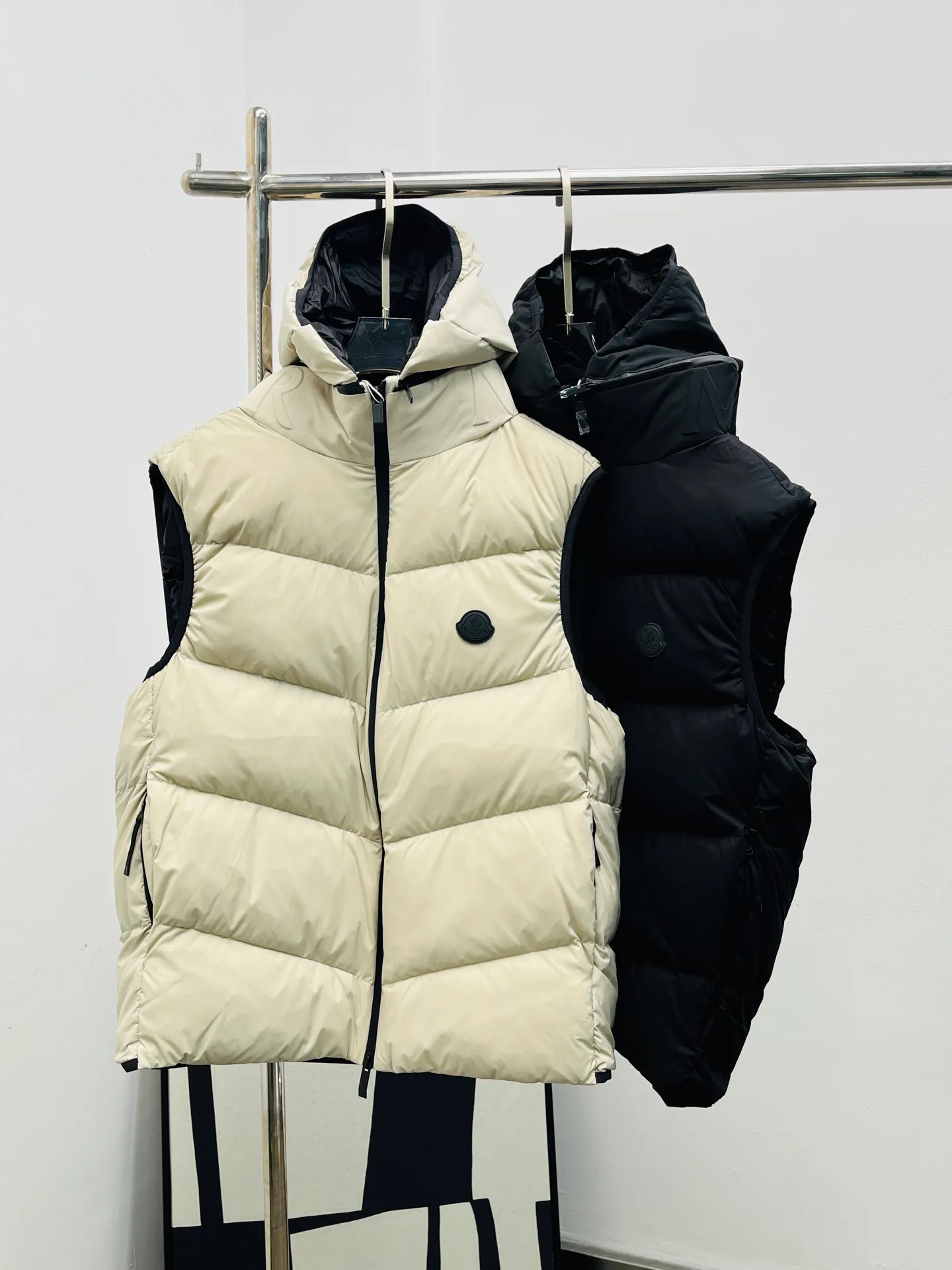P880 Moncler *Mask 2025 Guersac men's model can be made as a couple's version. Twill quilted hooded down vest with detachable hood. You can use "genderless dressing" and "one garment for multiple wear" as the entry point to emphasize that this vest can not only match formal and casual wear, but also serve as a couple's wear. Unique diagonal quilting technology + three-dimensional fluffy filling breaks the dullness of traditional down and easily enhances the layering of your look! Detachable hood design allows you to switch styles at will. Wearing a hood is a sporty and casual style, removing the hood makes it look neat and urban. One vest has two attitudes, and both men and women can wear it~ Recommended outfits for couples: the same style but different colors, a tacit understanding of CP will directly fill you up!