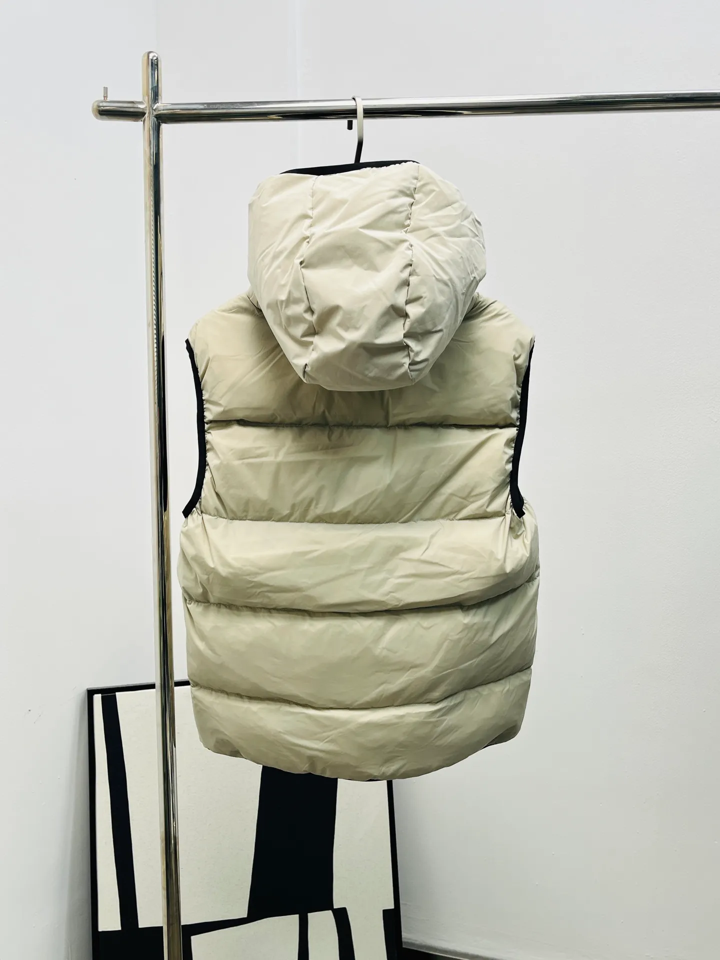 P880 Moncler *Mask 2025 Guersac men's model can be made as a couple's version. Twill quilted hooded down vest with detachable hood. You can use "genderless dressing" and "one garment for multiple wear" as the entry point to emphasize that this vest can not only match formal and casual wear, but also serve as a couple's wear. Unique diagonal quilting technology + three-dimensional fluffy filling breaks the dullness of traditional down and easily enhances the layering of your look! Detachable hood design allows you to switch styles at will. Wearing a hood is a sporty and casual style, removing the hood makes it look neat and urban. One vest has two attitudes, and both men and women can wear it~ Recommended outfits for couples: the same style but different colors, a tacit understanding of CP will directly fill you up!