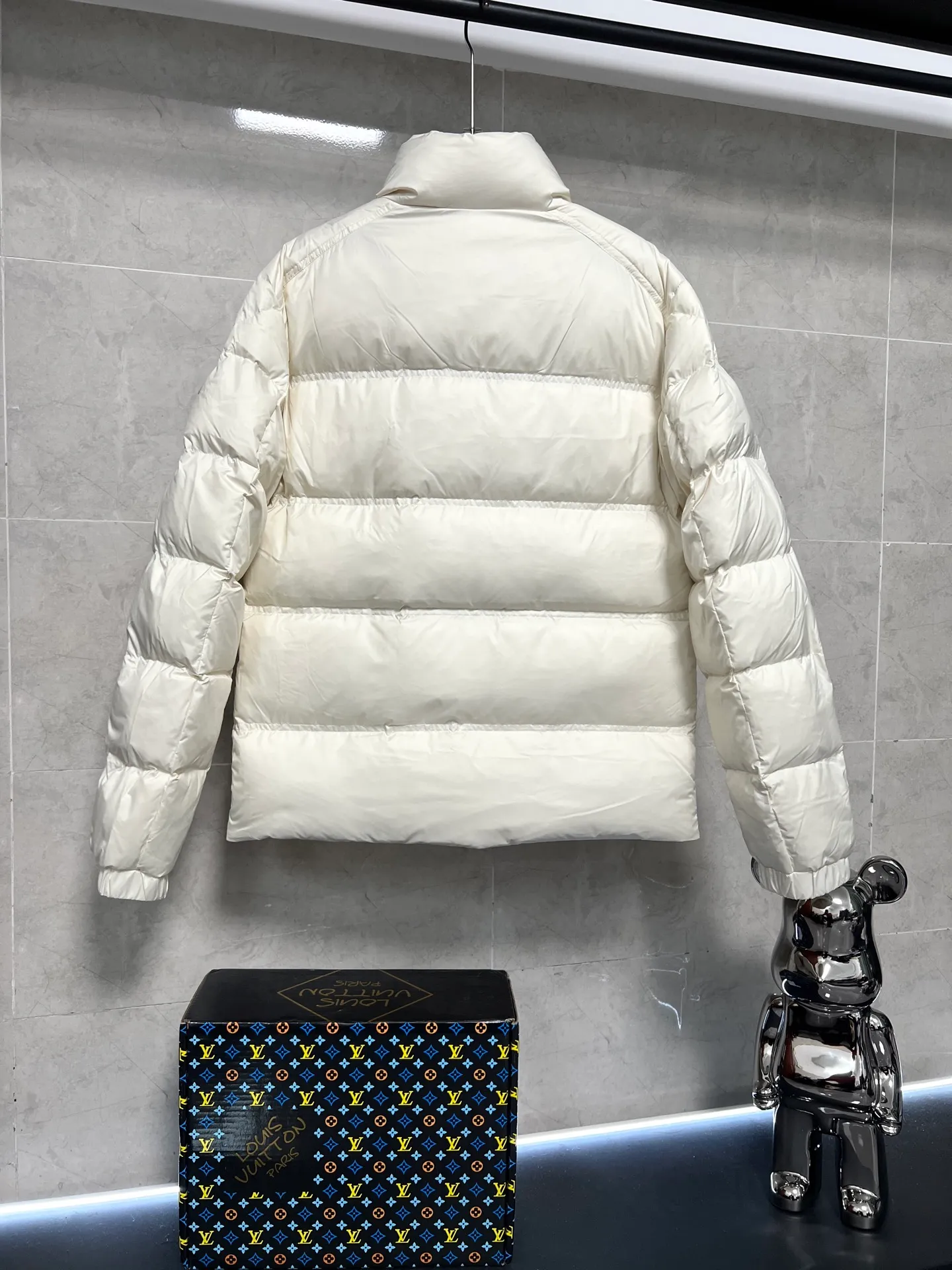 P960 Moncler Bouvaque short zipper stand collar long-sleeved jacket, the stand collar design is simple and elegant, the red and black stripe decoration on the chest adds a sense of fashion, and the full down filling ensures excellent warmth. Filled with 90% white duck down, top quality, classic tailoring. The upper body is full of street style; all the latest version of the hardware and accessories are custom molded to restore the original shape, the upper body has an excellent silhouette, and the three labels are complete! GW will update at the same time. Color: White Size: 1-5