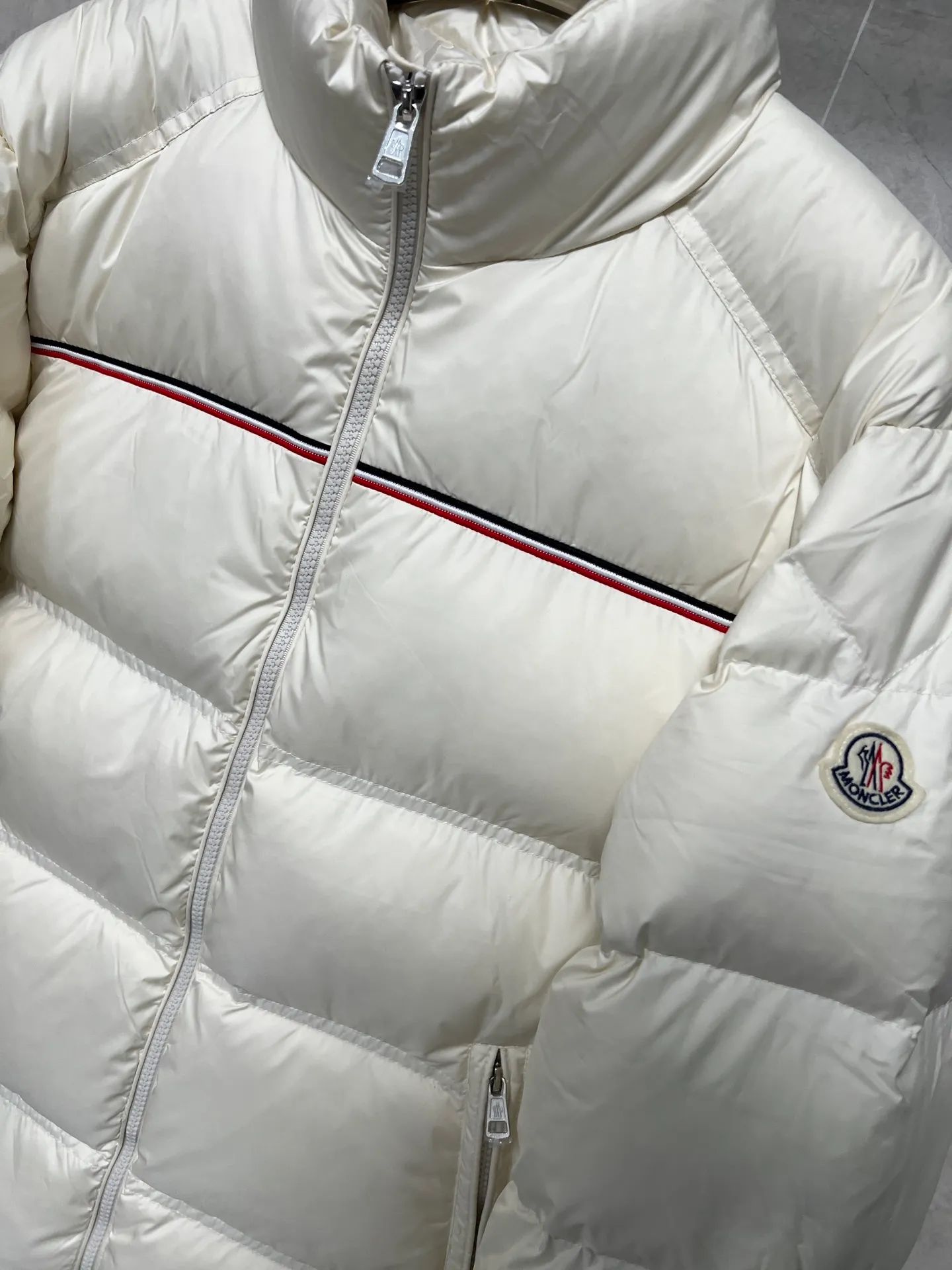 P960 Moncler Bouvaque short zipper stand collar long-sleeved jacket, the stand collar design is simple and elegant, the red and black stripe decoration on the chest adds a sense of fashion, and the full down filling ensures excellent warmth. Filled with 90% white duck down, top quality, classic tailoring. The upper body is full of street style; all the latest version of the hardware and accessories are custom molded to restore the original shape, the upper body has an excellent silhouette, and the three labels are complete! GW will update at the same time. Color: White Size: 1-5