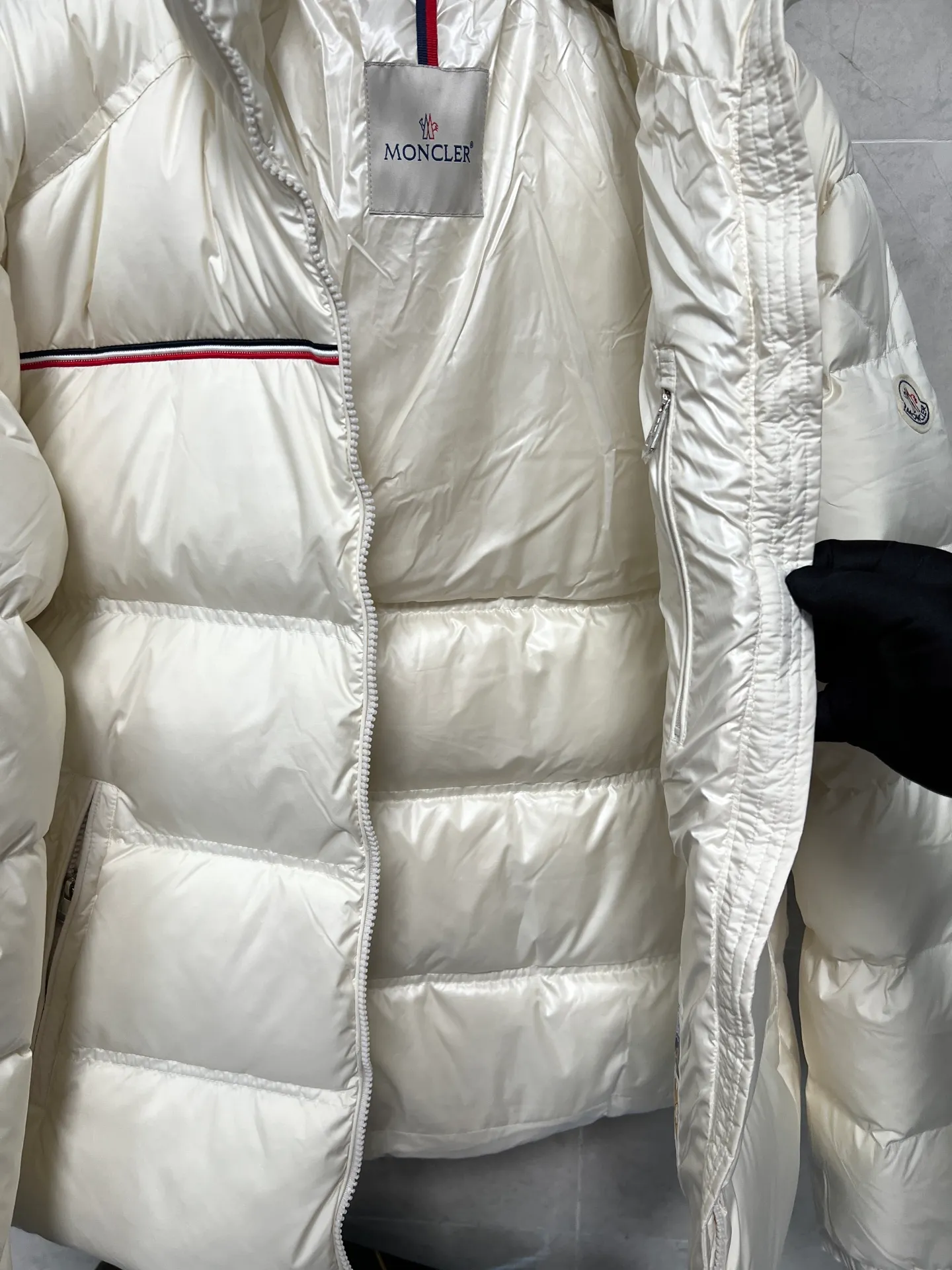 P960 Moncler Bouvaque short zipper stand collar long-sleeved jacket, the stand collar design is simple and elegant, the red and black stripe decoration on the chest adds a sense of fashion, and the full down filling ensures excellent warmth. Filled with 90% white duck down, top quality, classic tailoring. The upper body is full of street style; all the latest version of the hardware and accessories are custom molded to restore the original shape, the upper body has an excellent silhouette, and the three labels are complete! GW will update at the same time. Color: White Size: 1-5
