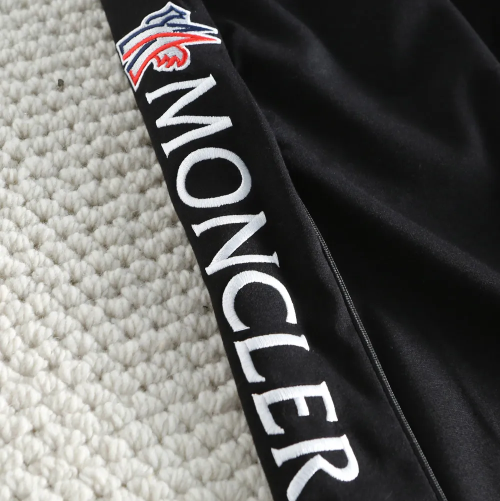 P210 🌸🌸 Moncler 2025 spring and summer new trousers [knitted trousers] feel comfortable to wear, low-key yet luxurious, very high-end, with pockets designed to be fashionable and high-end. Needless to say, the trousers style and tailoring needless to say, the upper body is exquisite and vivid. Really first-class and top-quality materials. Really top-level casual pants and elastic pants, of outstanding quality. After heavy washing, the trousers are very soft and not picky. The upper body is absolutely stylish. Extremely luxurious. Size:M-4XL