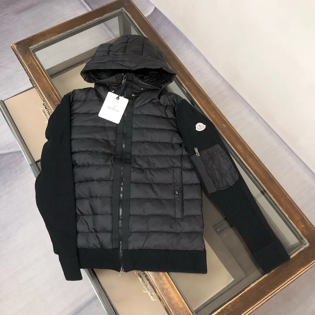 P740 🆕🆕New Moncler men’s down jacket with wool splicing hooded knitted men’s down jacket! The new autumn and winter products are great for inner wear!!! In fact, in China, down is a basic style in black. It can be worn alone or layered, which will make it more layered!!! It is very elegant to wear in autumn! The texture is amazing, the velvet is large, delicate and stemless, and full of fluffiness! The amount of filling is sufficient, and the thermal insulation performance is not to mention!!! It is windproof and warm, eliminating any possibility of velvet running. It feels silky and soft, and the stiffness is also very light. This is the time to prepare it! It doesn't look bloated at all, not to mention the design!!! The black classic is easy to match and not old-fashioned, and the hooded decorative design on the configuration shows the temperament and charm of a man! The small pocket decoration on the sleeves is also very nice! The pockets on the sleeves light up the luxurious trend of ID clothing! The cardigan is equipped with a nylon leger front hood with electric down and a lightweight knitted style design! Color: Black Size: M-L-XL-2XL-3XL