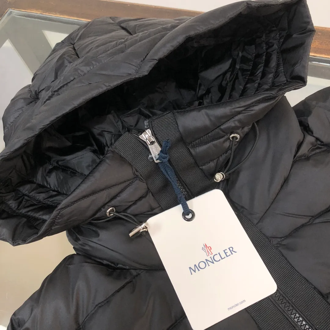 P740 🆕🆕New Moncler men’s down jacket with wool splicing hooded knitted men’s down jacket! The new autumn and winter products are great for inner wear!!! In fact, in China, down is a basic style in black. It can be worn alone or layered, which will make it more layered!!! It is very elegant to wear in autumn! The texture is amazing, the velvet is large, delicate and stemless, and full of fluffiness! The amount of filling is sufficient, and the thermal insulation performance is not to mention!!! It is windproof and warm, eliminating any possibility of velvet running. It feels silky and soft, and the stiffness is also very light. This is the time to prepare it! It doesn't look bloated at all, not to mention the design!!! The black classic is easy to match and not old-fashioned, and the hooded decorative design on the configuration shows the temperament and charm of a man! The small pocket decoration on the sleeves is also very nice! The pockets on the sleeves light up the luxurious trend of ID clothing! The cardigan is equipped with a nylon leger front hood with electric down and a lightweight knitted style design! Color: Black Size: M-L-XL-2XL-3XL