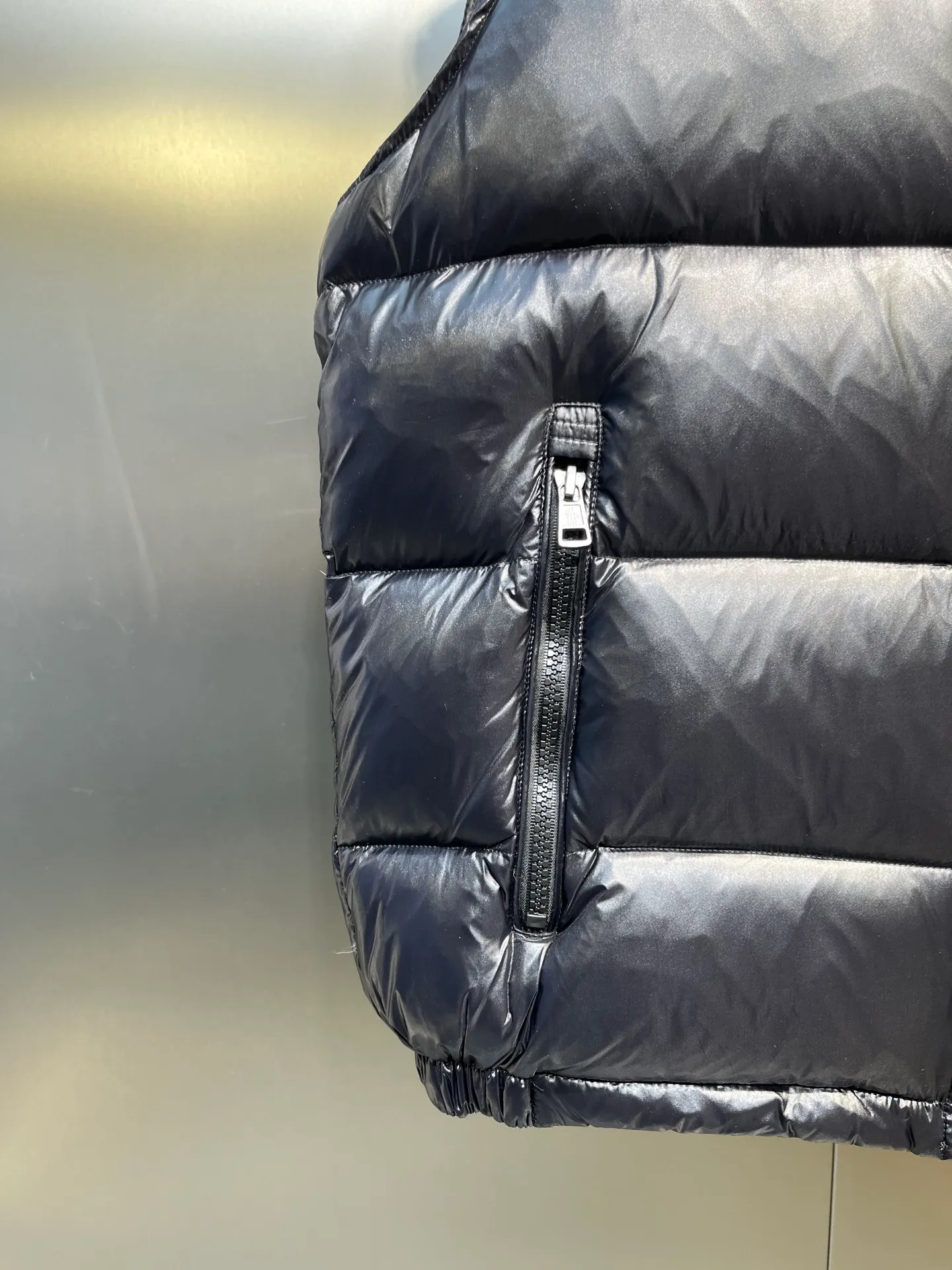 P510 moncler 🌟Classic hooded down, removable, a must-have for all kinds of experts, same style for men and women, super hot style, versatile hooded down that allows you to be stylish and fashionable easily. The lining is made of 90% white duck down, and its warmth retention is three times higher than ordinary ones! Original chest label 1:1 customized, classic without too much copywriting size: 12345