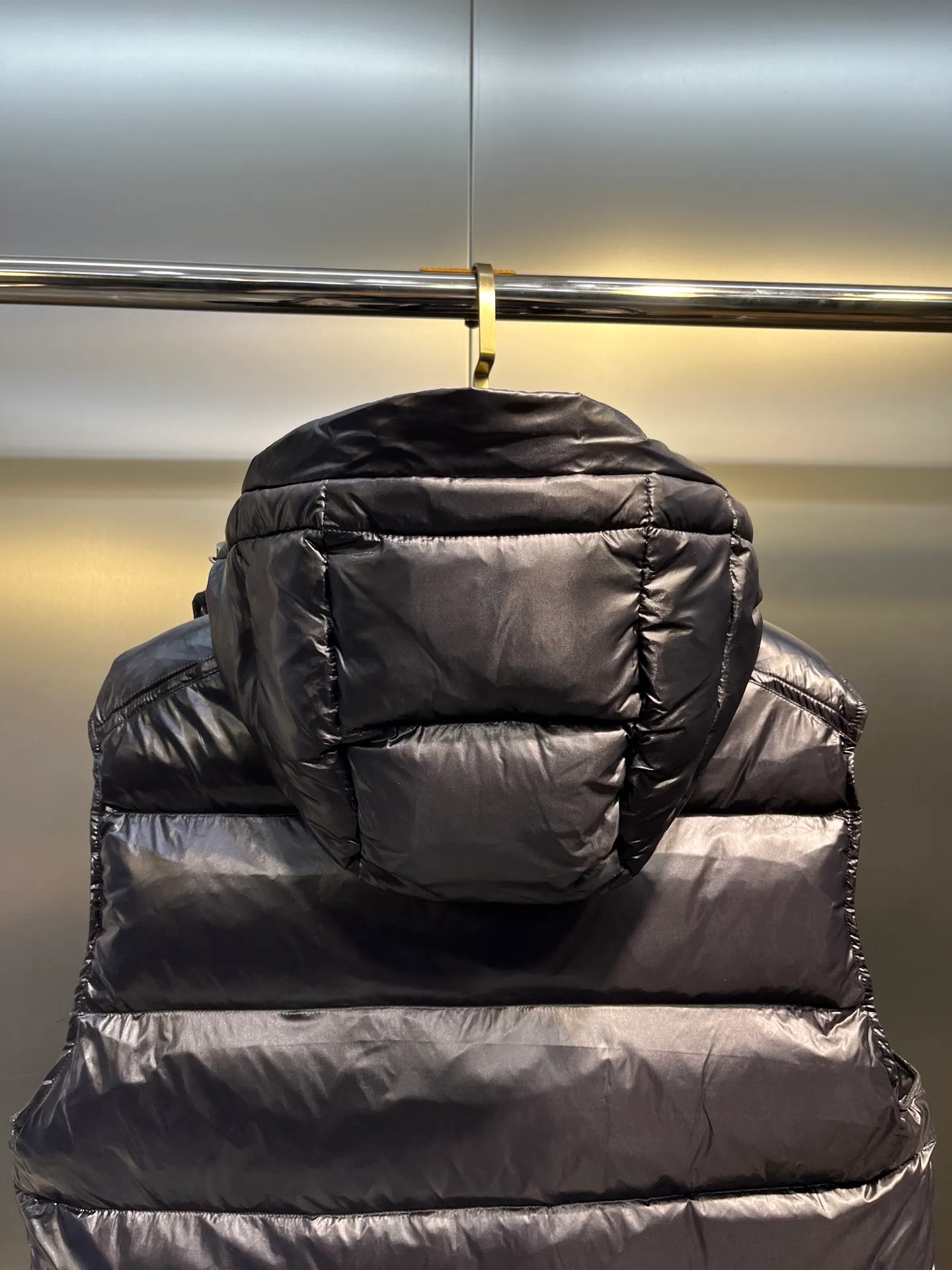 P510 moncler 🌟Classic hooded down, removable, a must-have for all kinds of experts, same style for men and women, super hot style, versatile hooded down that allows you to be stylish and fashionable easily. The lining is made of 90% white duck down, and its warmth retention is three times higher than ordinary ones! Original chest label 1:1 customized, classic without too much copywriting size: 12345