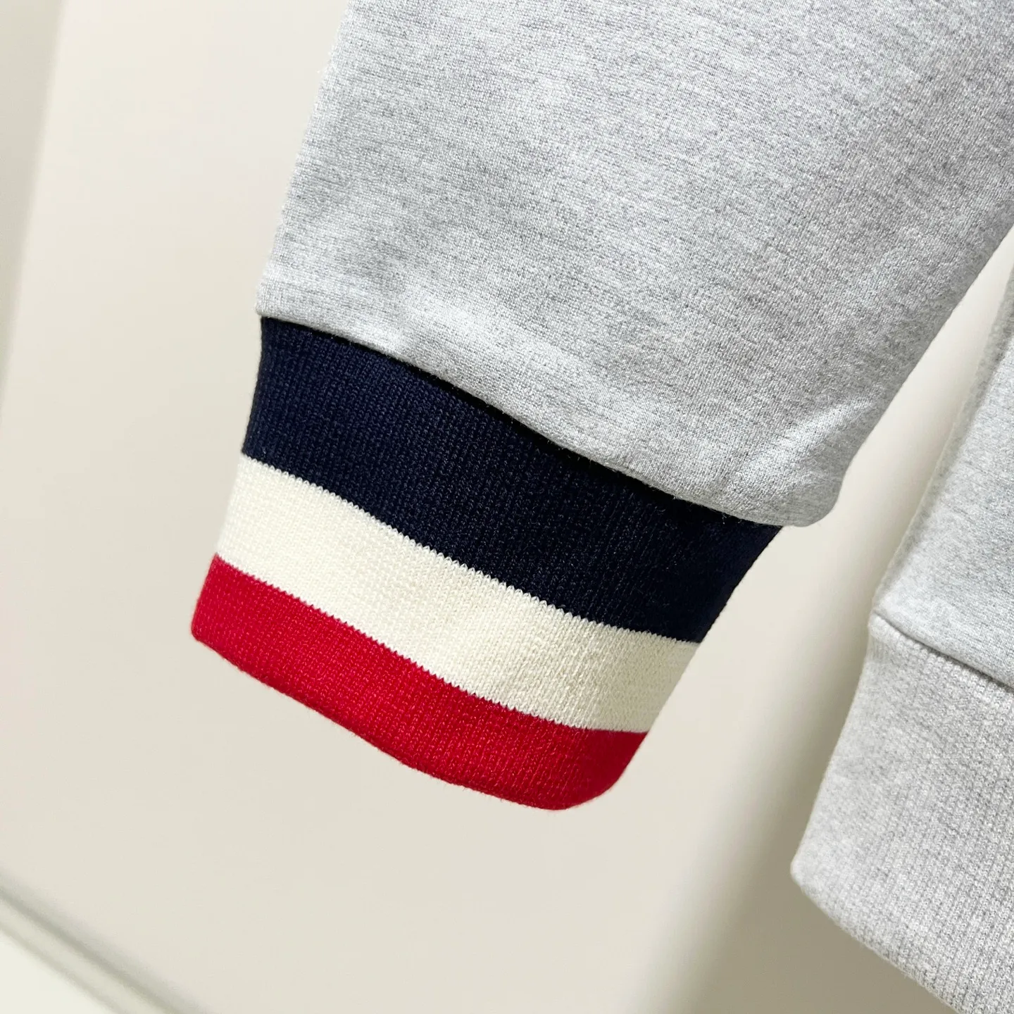 P280 MONCLER/Mask Custom fabric suit zipper hooded jacket Simple arm brand LOGO small badge threaded cuff technology Official synchronization High version High quality Fashion personality Versatile trend Pure original quality Original fabric Hang tag Collar label Washed wheat Complete three standards Color: blue. Gray. Size: S-2XL