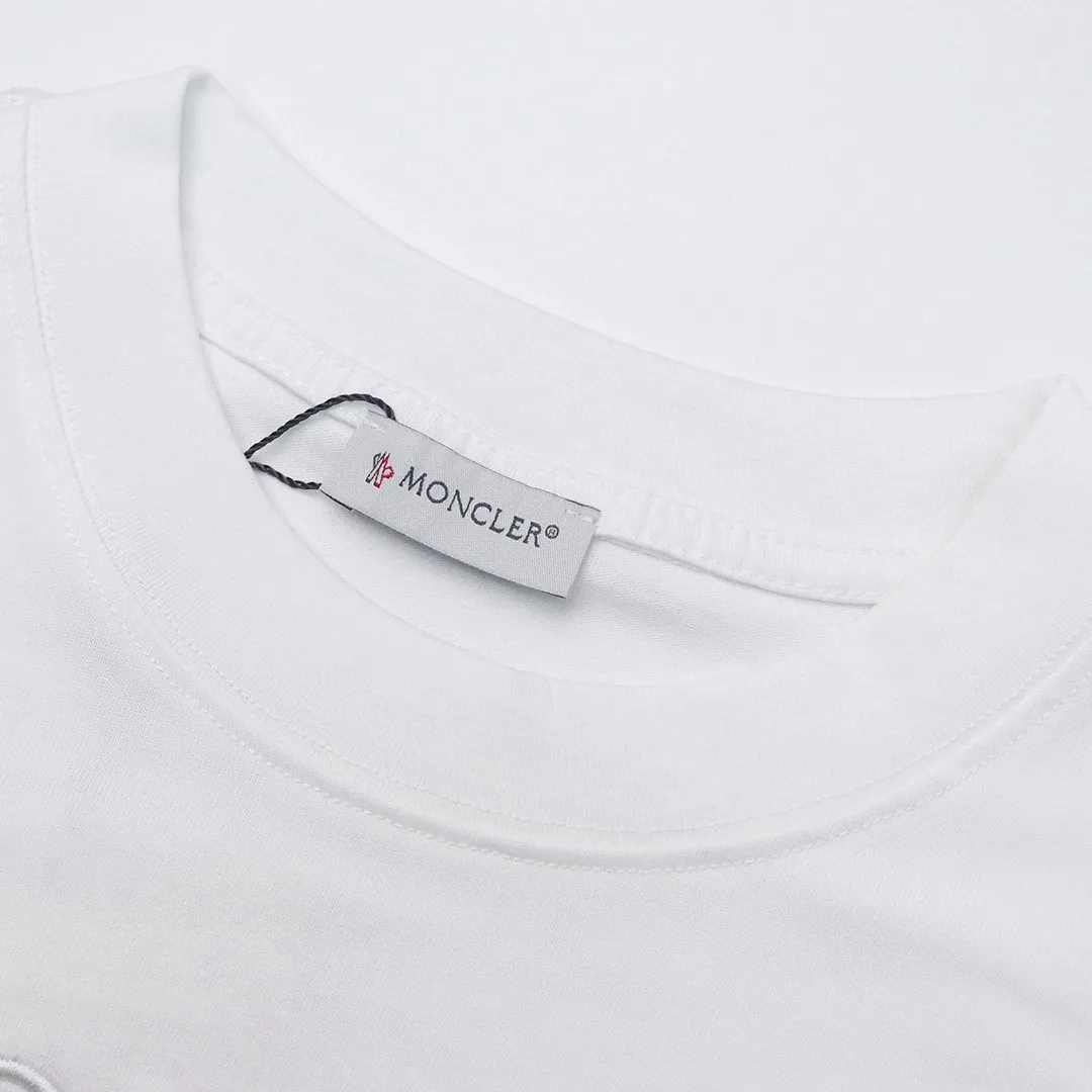 P136 Style No.: 845 〈MONCLER〉The price of the MONCLER is actually quite advantageous. Those who have been to the counters should know that the price of the MONCLER is not much cheaper than Gucci Burberry. It is just relatively low-key and unwilling to hype. It is a picture that you want to buy or not. It has an arrogant existence... Exclusively customized 270g 32-count double yarn smooth cotton. The texture is very soft and comfortable. 100% top-grade fabric that is different from the market (does not shrink, deform, or pill). Matched with 320g 1*1 thread (fabric threads are dyed in the same vat, no color difference, threads are not easy to deform) Color: Black White Size: S-XL