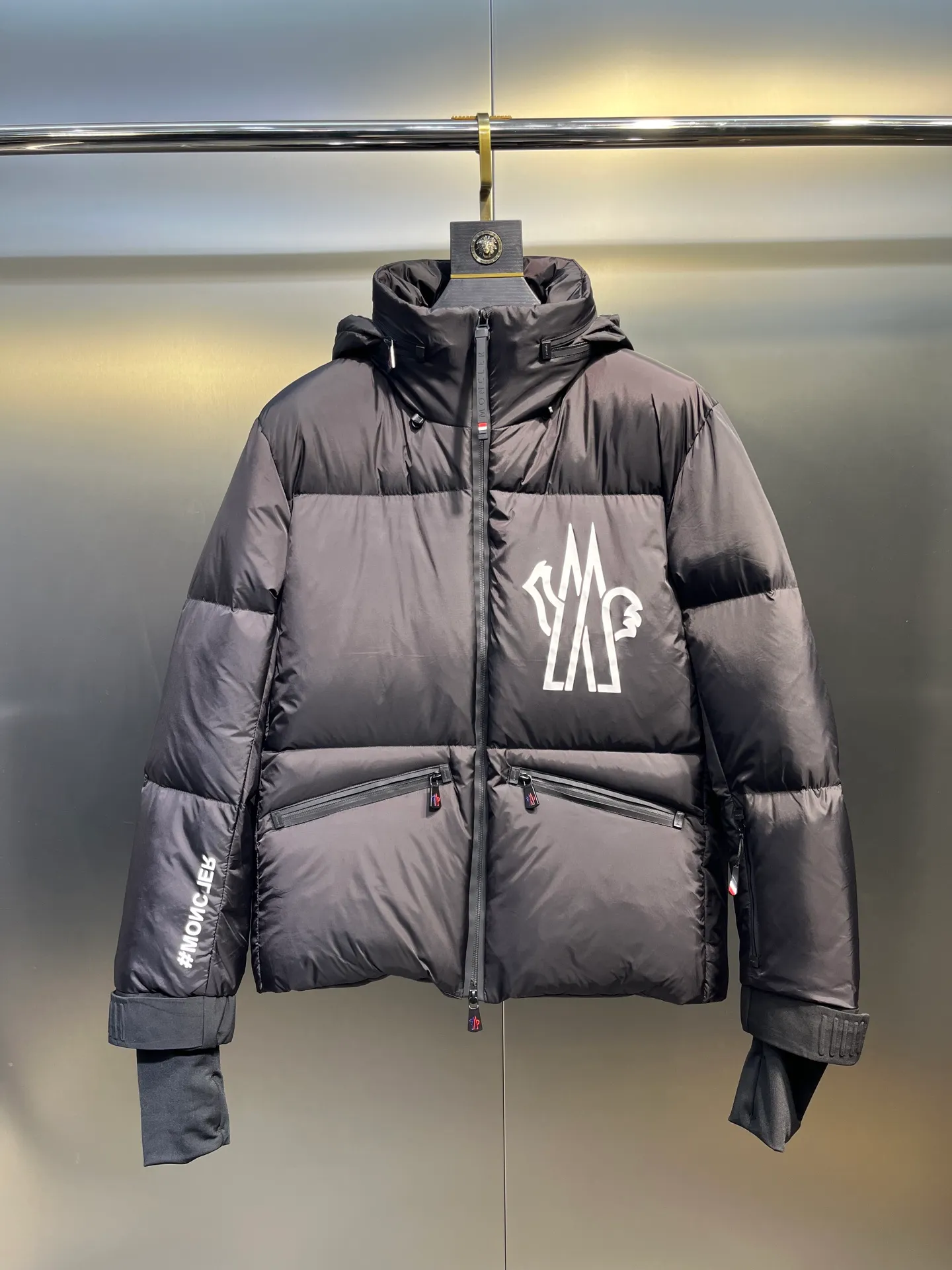 P1040 moncler🌟 2025 autumn and winter new down jacket. Original 1:1 customized hardware accessories, all imported and original customization. Welcome to compare at the counter. Absolutely high quality. Made of top-grade 95 white duck down. Super soft. Full and fluffy. Super heavy work. Fabric workmanship and perfect pattern. Note⚠The fabric is super comfortable. Exclusive model. Non-market goods. Same size for men and women. Size: 12345