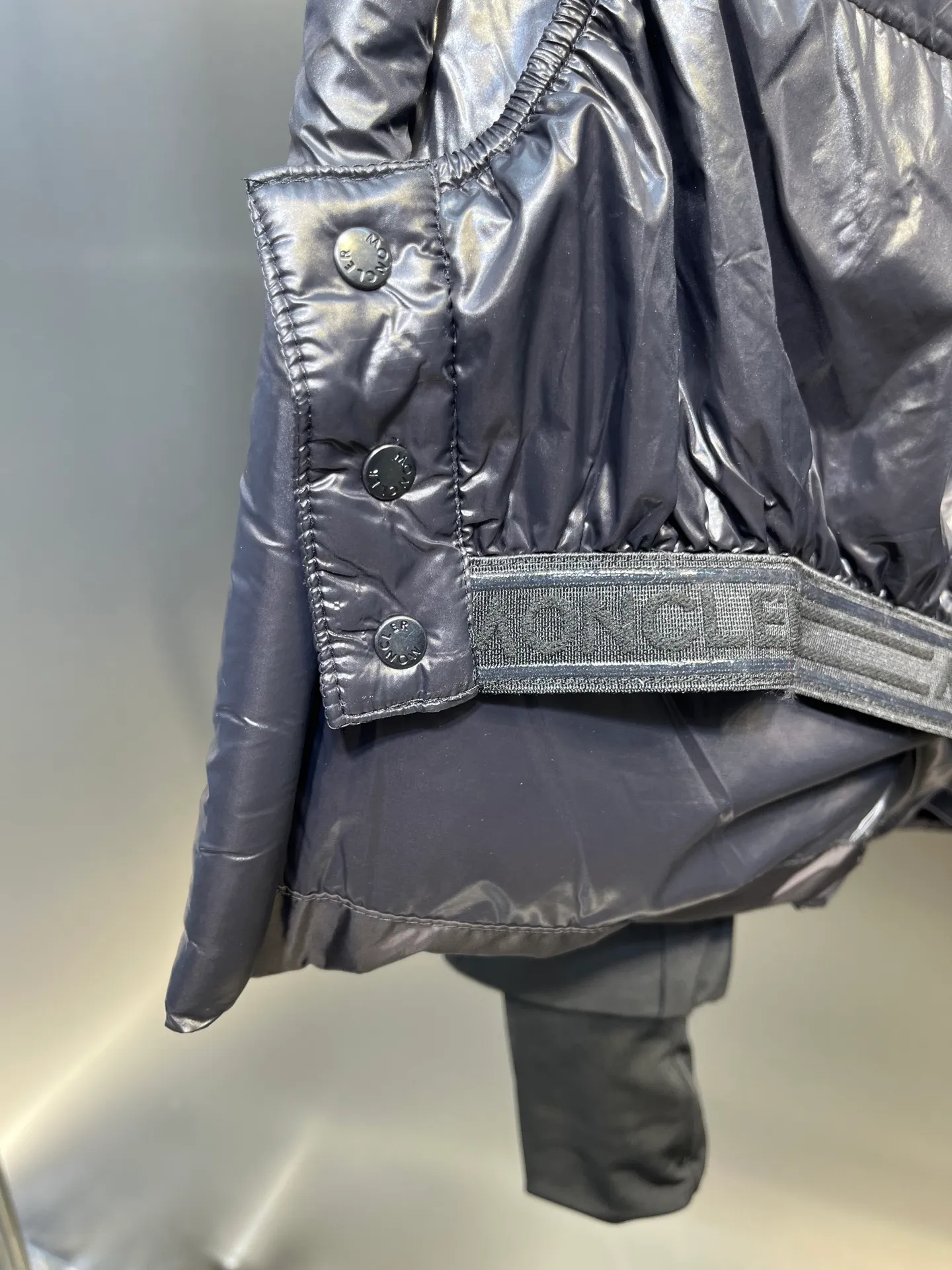 P1040 moncler🌟 2025 autumn and winter new down jacket. Original 1:1 customized hardware accessories, all imported and original customization. Welcome to compare at the counter. Absolutely high quality. Made of top-grade 95 white duck down. Super soft. Full and fluffy. Super heavy work. Fabric workmanship and perfect pattern. Note⚠The fabric is super comfortable. Exclusive model. Non-market goods. Same size for men and women. Size: 12345