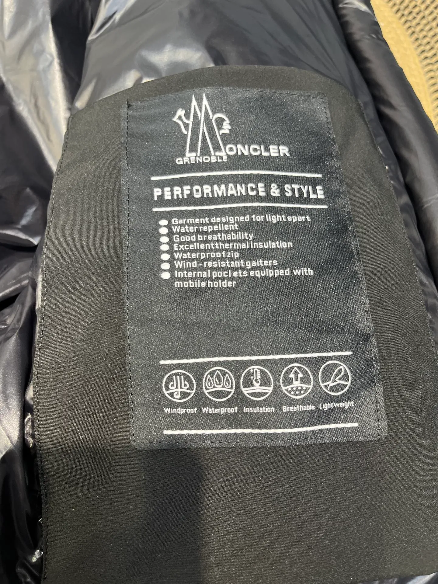 P1040 moncler🌟 2025 autumn and winter new down jacket. Original 1:1 customized hardware accessories, all imported and original customization. Welcome to compare at the counter. Absolutely high quality. Made of top-grade 95 white duck down. Super soft. Full and fluffy. Super heavy work. Fabric workmanship and perfect pattern. Note⚠The fabric is super comfortable. Exclusive model. Non-market goods. Same size for men and women. Size: 12345