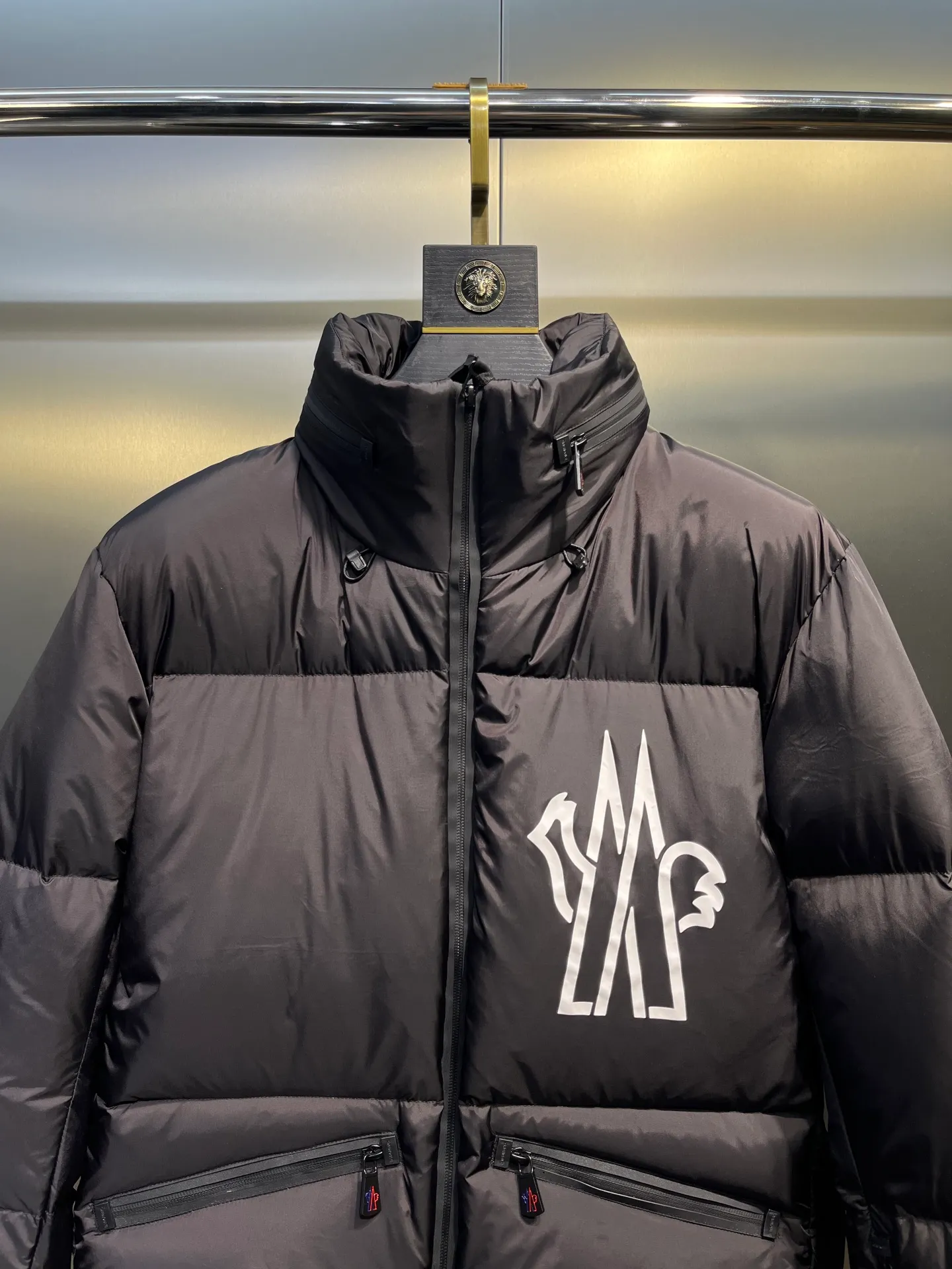 P1040 moncler🌟 2025 autumn and winter new down jacket. Original 1:1 customized hardware accessories, all imported and original customization. Welcome to compare at the counter. Absolutely high quality. Made of top-grade 95 white duck down. Super soft. Full and fluffy. Super heavy work. Fabric workmanship and perfect pattern. Note⚠The fabric is super comfortable. Exclusive model. Non-market goods. Same size for men and women. Size: 12345