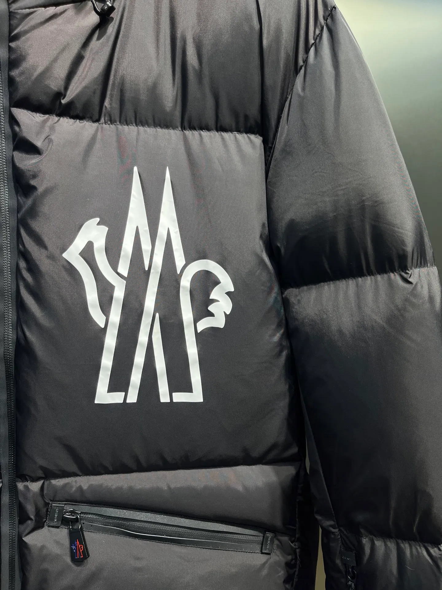 P1040 moncler🌟 2025 autumn and winter new down jacket. Original 1:1 customized hardware accessories, all imported and original customization. Welcome to compare at the counter. Absolutely high quality. Made of top-grade 95 white duck down. Super soft. Full and fluffy. Super heavy work. Fabric workmanship and perfect pattern. Note⚠The fabric is super comfortable. Exclusive model. Non-market goods. Same size for men and women. Size: 12345