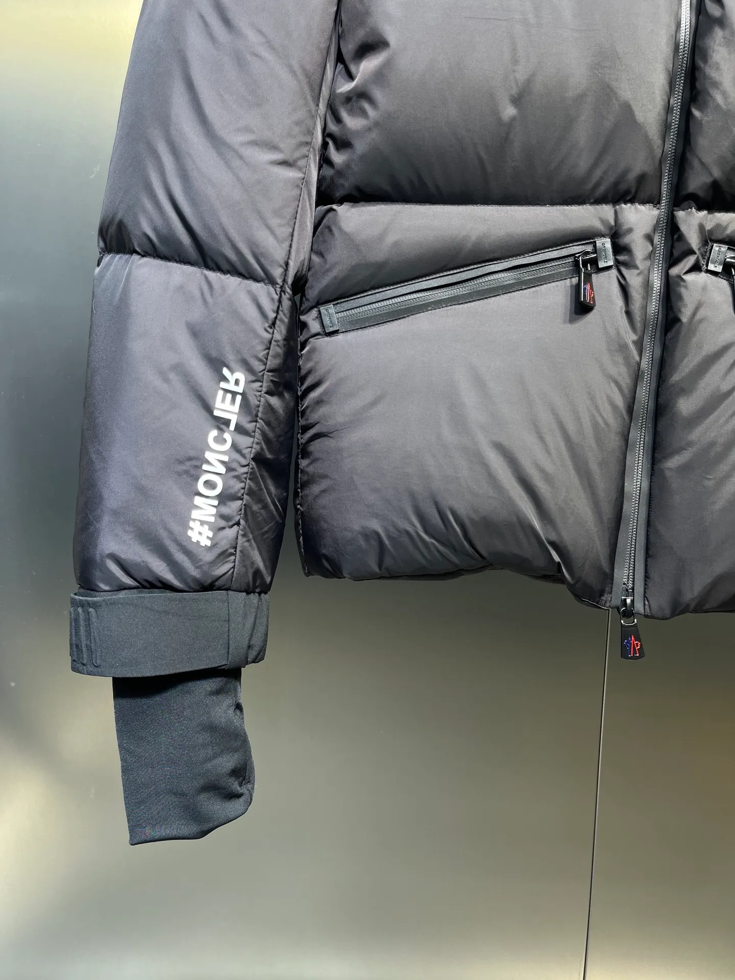 P1040 moncler🌟 2025 autumn and winter new down jacket. Original 1:1 customized hardware accessories, all imported and original customization. Welcome to compare at the counter. Absolutely high quality. Made of top-grade 95 white duck down. Super soft. Full and fluffy. Super heavy work. Fabric workmanship and perfect pattern. Note⚠The fabric is super comfortable. Exclusive model. Non-market goods. Same size for men and women. Size: 12345