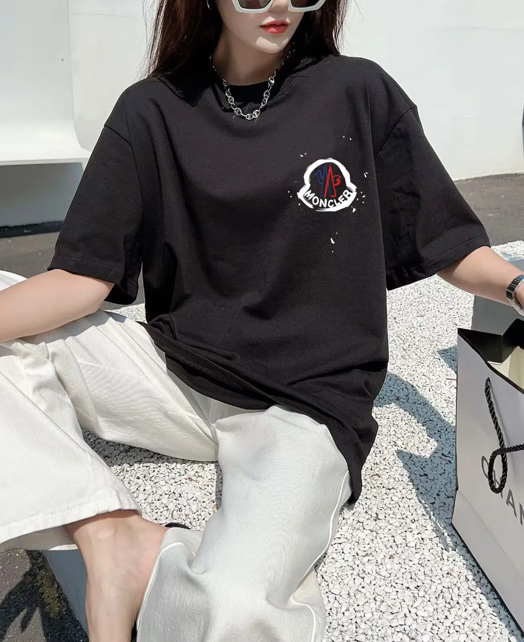 P140 [MONCLER] 2025FW short-sleeved T-shirt with badge + LOGO, high-end 26s double yarn 300g fabric, heavy fabric, custom stretcher rib, same cylinder and dye, complete three standards, same style for men and women, color: black, white, size: S M L XL 2XL