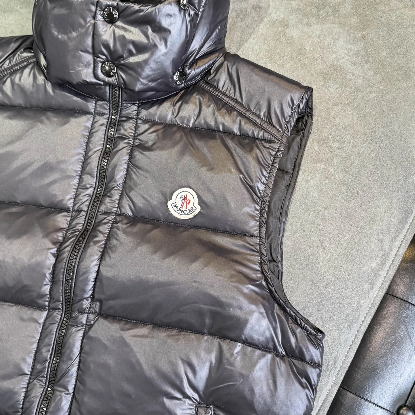 P390 [MONCLER Mouth Covered Couple’s High Version Classic Hooded Down Vest] A super popular item, made in a unique street punk style, a high-profile down vest for couples🔥 The hottest style at the moment🔥 Made of M's signature matte technical waterproof fabric, the fabric feels smooth and very textured, and is equipped with classic rectangular quilting to ensure the even distribution of down inside, bringing the ultimate warm and comfortable wearing experience, and it is also very fashionable and stylish! It is filled with imported European standard 90% velvet, which can effectively lock in and collect heat. You can feel its plump state by looking at the actual pictures. It is quite light on the upper body and does not feel bloated at all! The quality is definitely at the same level as the same counter. Friends who have ultra-high standards and pursuit of quality are recommended to buy it now👇 Color: Black Size: 1 2 3 4