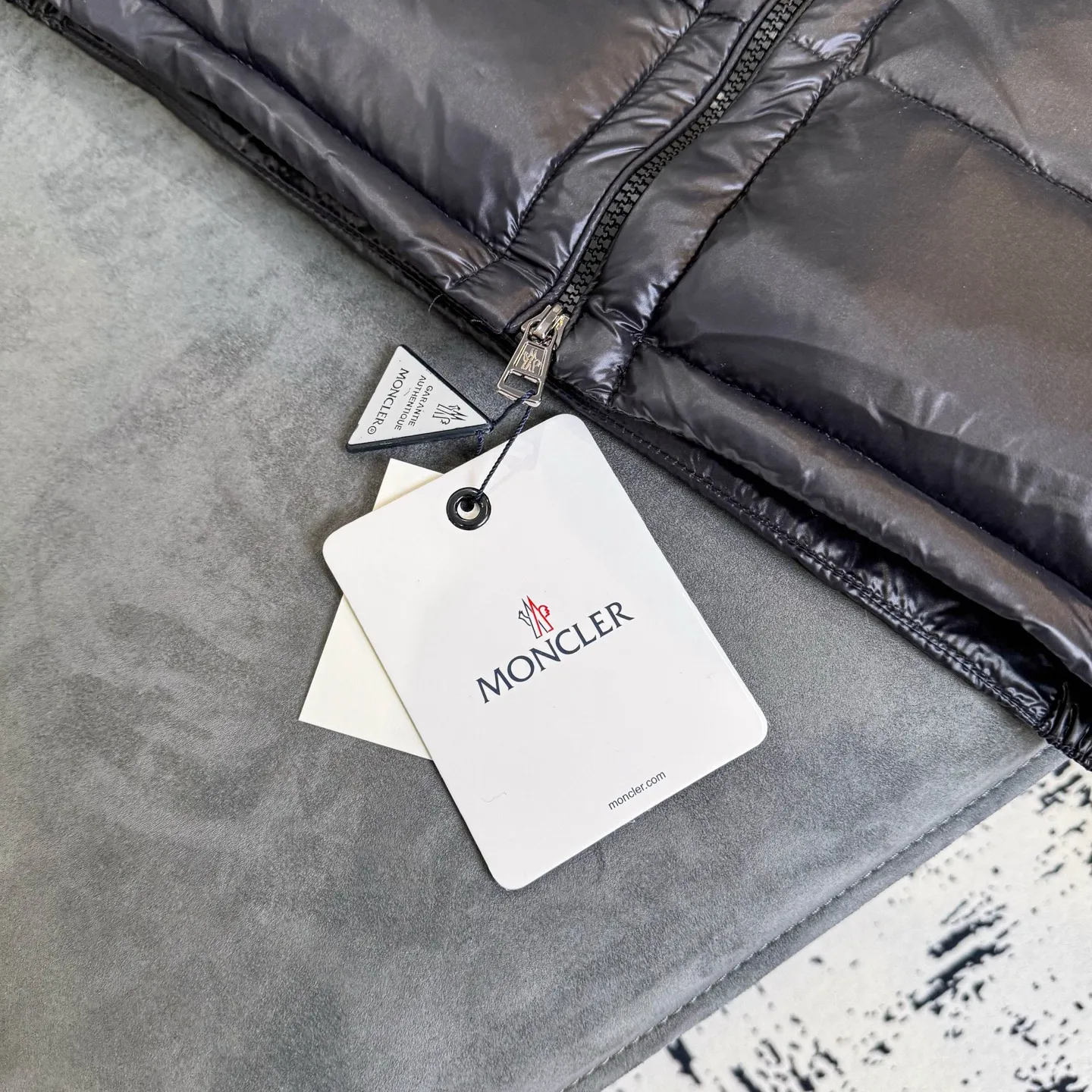 P390 [MONCLER Mouth Covered Couple’s High Version Classic Hooded Down Vest] A super popular item, made in a unique street punk style, a high-profile down vest for couples🔥 The hottest style at the moment🔥 Made of M's signature matte technical waterproof fabric, the fabric feels smooth and very textured, and is equipped with classic rectangular quilting to ensure the even distribution of down inside, bringing the ultimate warm and comfortable wearing experience, and it is also very fashionable and stylish! It is filled with imported European standard 90% velvet, which can effectively lock in and collect heat. You can feel its plump state by looking at the actual pictures. It is quite light on the upper body and does not feel bloated at all! The quality is definitely at the same level as the same counter. Friends who have ultra-high standards and pursuit of quality are recommended to buy it now👇 Color: Black Size: 1 2 3 4