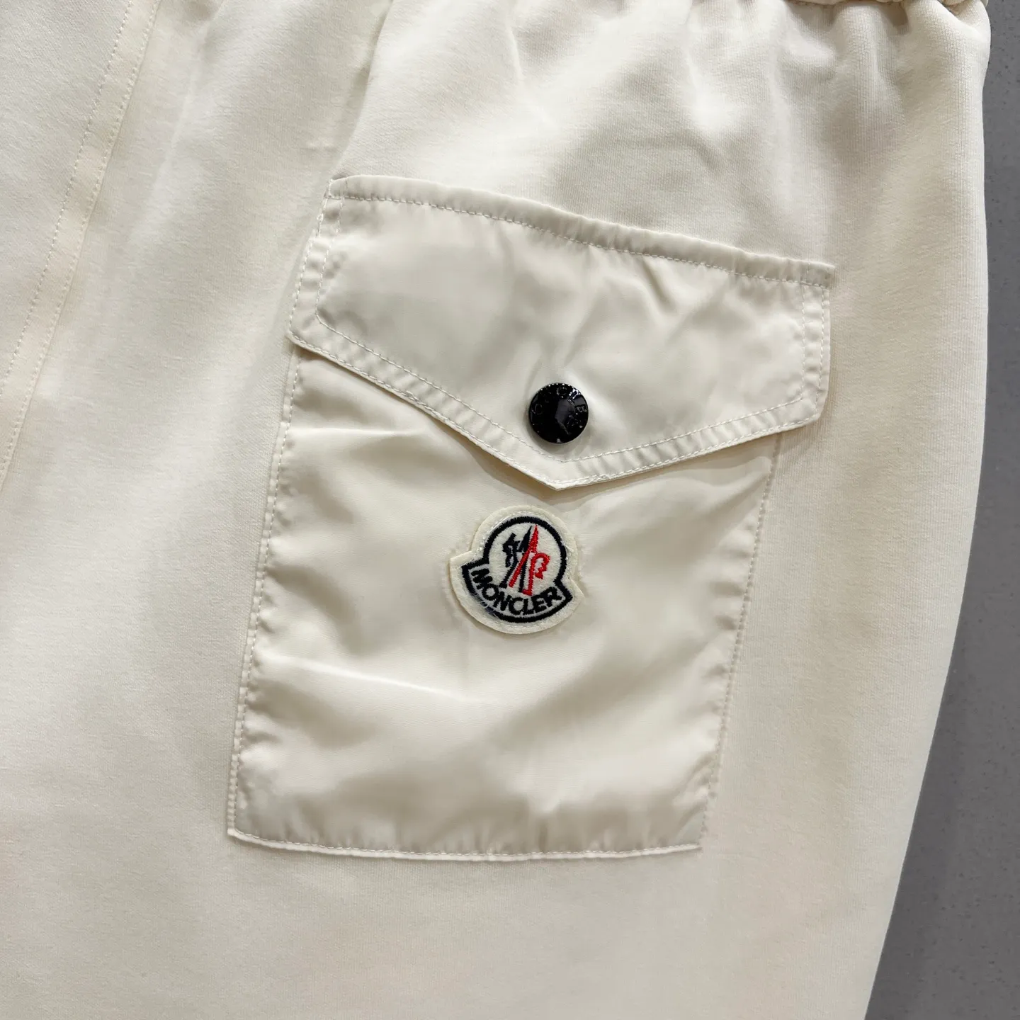 P180 MONCLER/muzzle custom space cotton shorts embroidered letters LOGO nylon pocket badge logo official synchronization high version high quality fashionable personality versatile trend pure original quality original fabric hang tag collar label washed wheat complete three standards color: black. apricot. gray. Size: XS-L