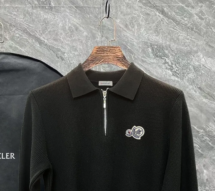 P250 Moncler masked zipper lapel sweater, the latest 2025 casual Polo wool sweater.  The texture is delicate, soft and comfortable, skin-friendly and warm, not easy to deform, simple and high-end style, and the logo on the chest is very exquisite and perfect! The upper body effect is very strong 👍 Color: black, gray Size: S-XL