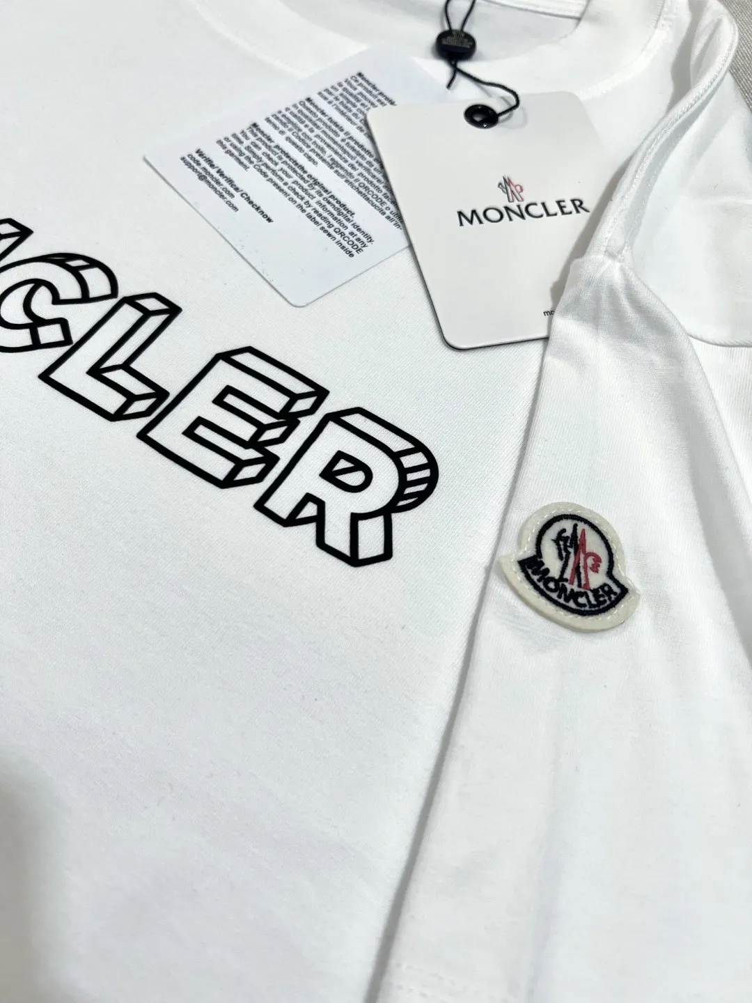 P180 MONCLER is new, FW autumn and winter new long-sleeved T-shirt official website has synchronized 3D visual letter printing armband short sleeves, the details are correct to the official version, and the size of the logo is strictly controlled , standard size, laminated details are in sync with the official version; 280g double yarn pure cotton fabric is selected, imported woven thread thread, the neckline is boned to prevent deformation, the factory high-temperature washing process prevents shrinkage, the fabric is soft and breathable, scan the code and touch the NCF washed mark for identification, the details are in place, the upper body is simple and beautiful, European size version, loose and suitable, color: black, white, size XS-L (L size can wear 200 pounds)