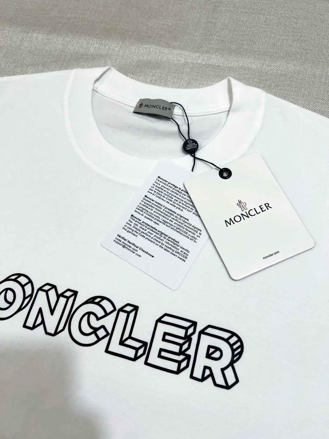 P180 MONCLER is new, FW autumn and winter new long-sleeved T-shirt official website has synchronized 3D visual letter printing armband short sleeves, the details are correct to the official version, and the size of the logo is strictly controlled , standard size, laminated details are in sync with the official version; 280g double yarn pure cotton fabric is selected, imported woven thread thread, the neckline is boned to prevent deformation, the factory high-temperature washing process prevents shrinkage, the fabric is soft and breathable, scan the code and touch the NCF washed mark for identification, the details are in place, the upper body is simple and beautiful, European size version, loose and suitable, color: black, white, size XS-L (L size can wear 200 pounds)