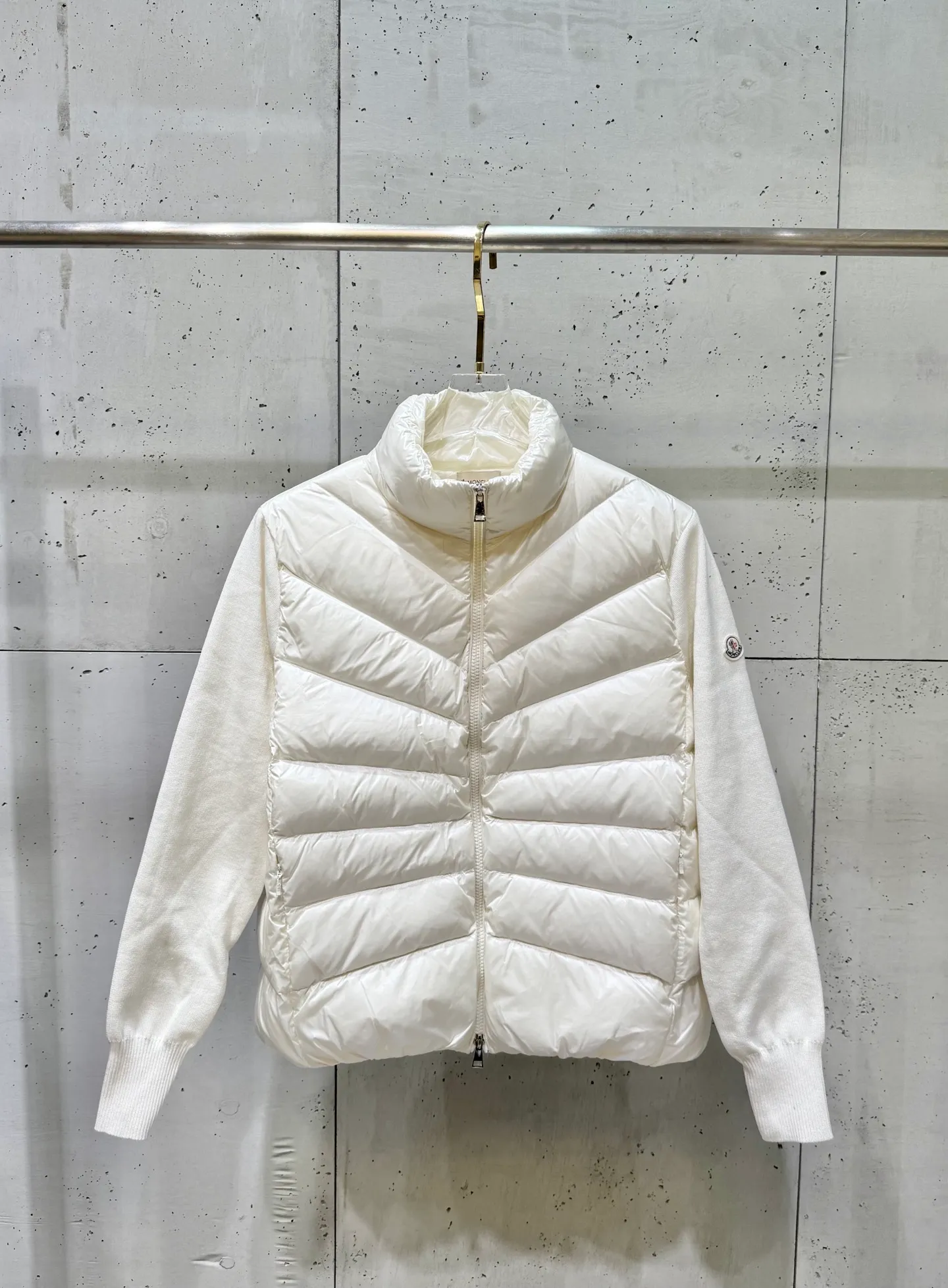P600 Moncler new simple stand-up collar wool knitted patchwork jacket single down! A must-have item for winter inner wear and early fall. The quilted short version with stand-up collar is versatile and easy to wear. The hidden small pocket design is age-reducing and fashionable. Imported lightweight memory silk fabric is breathable and lightweight! Imported machine sewing line technology. The upper body is pure and handsome. Original hardware accessories size: s m l