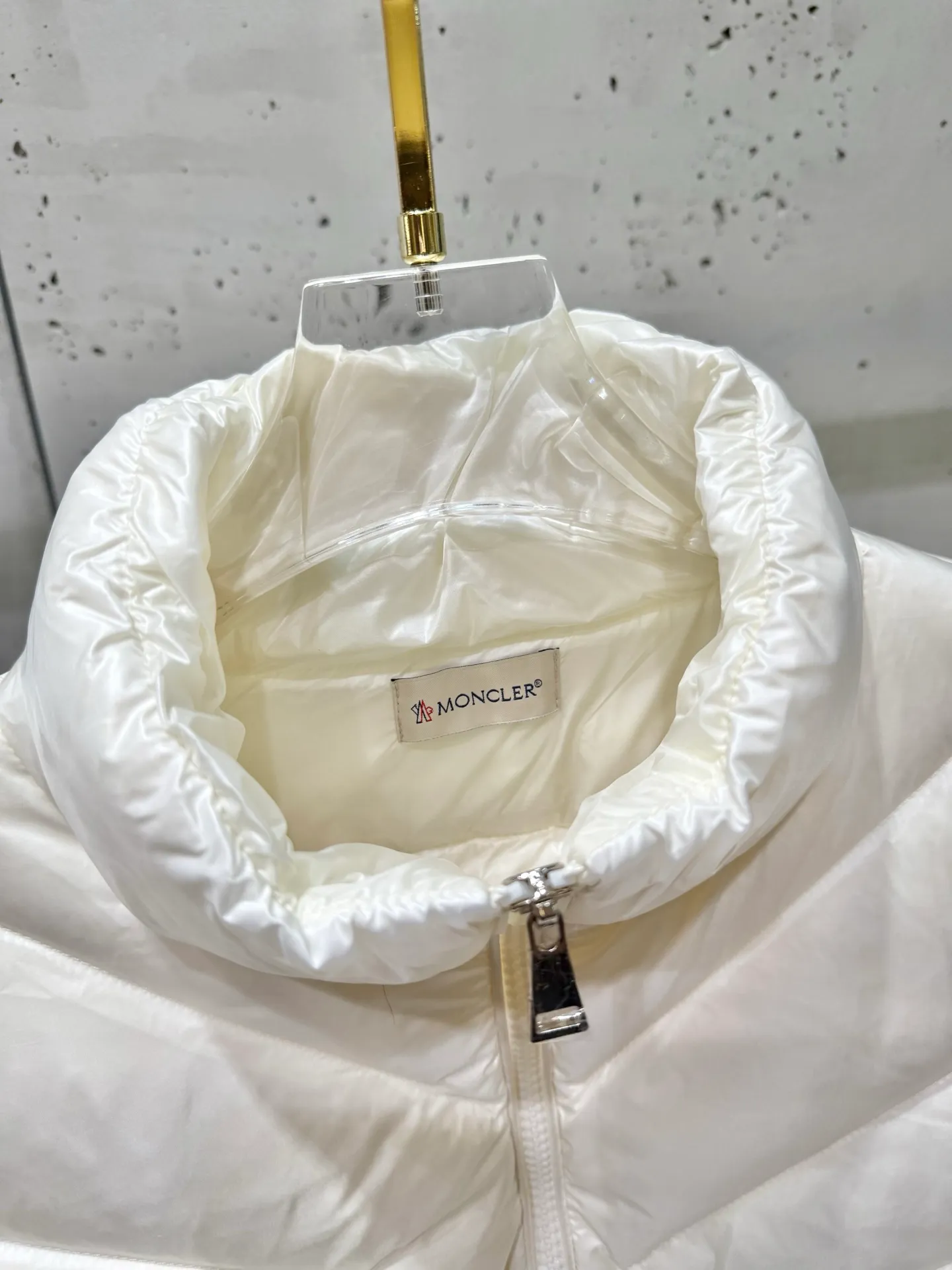 P600 Moncler new simple stand-up collar wool knitted patchwork jacket single down! A must-have item for winter inner wear and early fall. The quilted short version with stand-up collar is versatile and easy to wear. The hidden small pocket design is age-reducing and fashionable. Imported lightweight memory silk fabric is breathable and lightweight! Imported machine sewing line technology. The upper body is pure and handsome. Original hardware accessories size: s m l