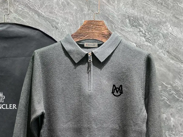 P250 Moncler masked zipper lapel sweater, the latest 2025 casual Polo wool sweater.  The texture is delicate, soft and comfortable, skin-friendly and warm, not easy to deform, simple and high-end style, and the logo on the chest is very exquisite and perfect! The upper body effect is very strong 👍 Color: black, gray Size: S-XL