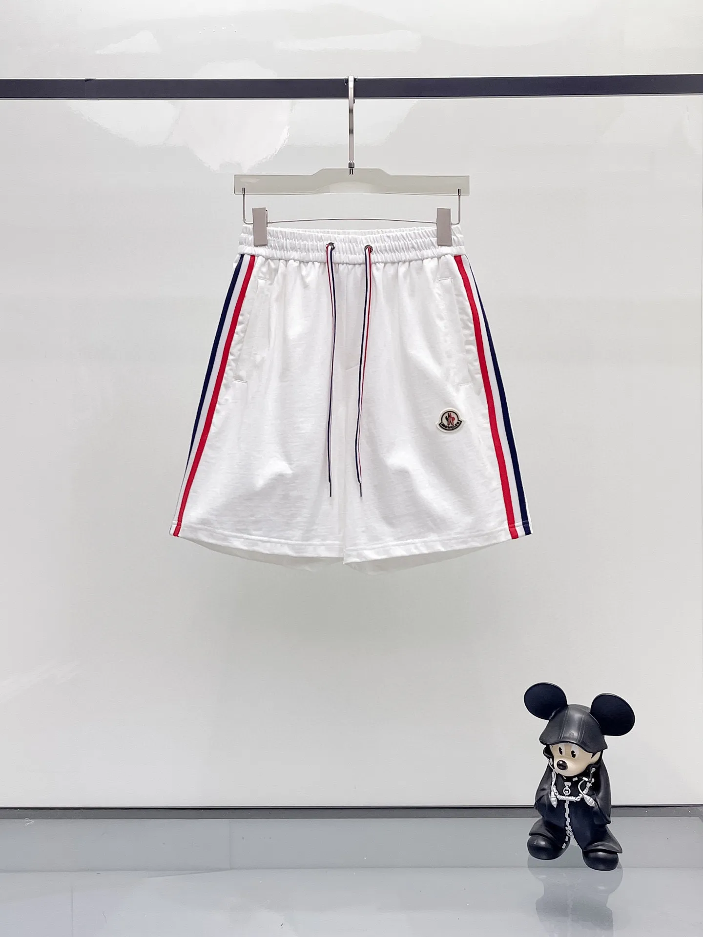 P570 Brand [MONCLER Mouth Covered] 2025 round neck short-sleeved shorts suit. The pure cotton fabric upper body will not be stuffy, the smooth and comfortable skin-friendly effect is more breathable, the fabric has its own texture, classic logo technology, a new interpretation from a unique angle, fashionable and versatile choice! Size: M-3XL (maximum wear: 190 pounds)