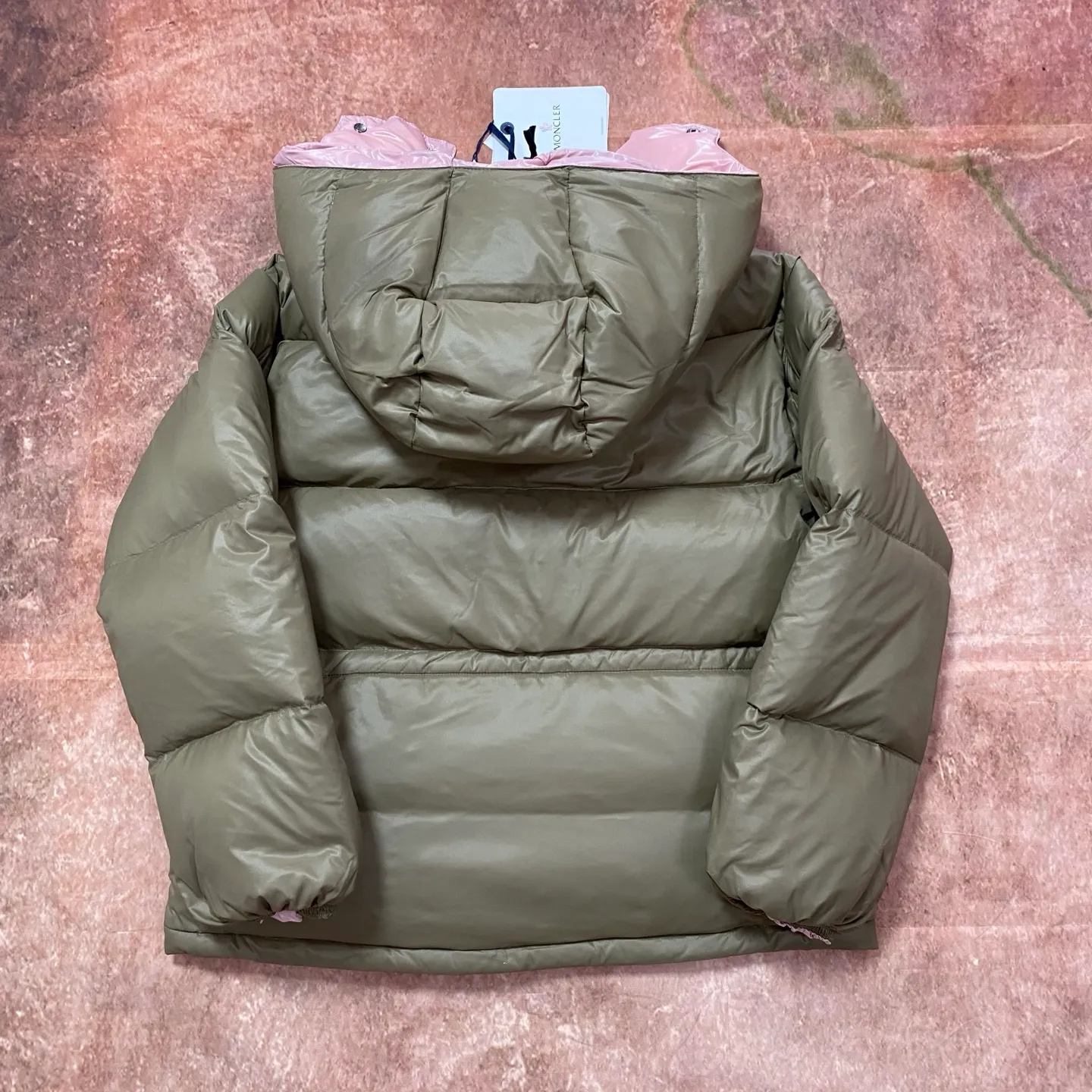 P840 Moncler Mouth Mouth [Top version🐮different from market products] Feel free to compare and contrast the version to distinguish the market refined goods🔥different from the market junk goods🗯️The same picture has different price because it is a different version ✅Don’t be fooled by the same copywriters and pirated picture gangs who mix and distribute high-luxury pictures at low prices. Once you receive it and compare the quality, you will know where the difference is. Don’t lie. Look for the terminal. I don’t guarantee that my products are the cheapest, but I definitely guarantee that they are worth every penny of your hard-earned money!  New Moncler FW23 Abbaye Short Style on Down ‼ ️Can be recommended! Long-term availability, non-stop supply! Description: The Abbaye cropped style in signature lacquered nylon embodies the essence of Moner style. Featuring rectangular quilting and a contrasting lining that refreshes the removable hood. Terry knit logo embroidery adds a unique touch to the ensemble, making it instantly recognizable.  , let’s not brag, there is almost no one that can do better than us! Color: white black, khaki Size: 0, 1, 2, 3