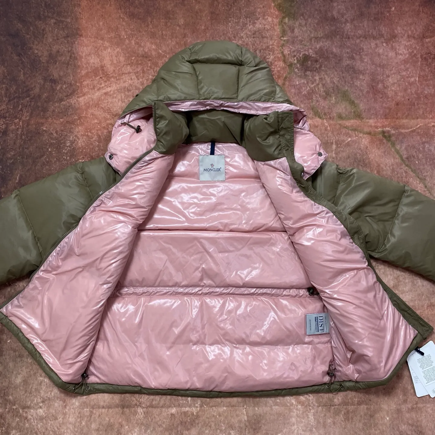 P840 Moncler Mouth Mouth [Top version🐮different from market products] Feel free to compare and contrast the version to distinguish the market refined goods🔥different from the market junk goods🗯️The same picture has different price because it is a different version ✅Don’t be fooled by the same copywriters and pirated picture gangs who mix and distribute high-luxury pictures at low prices. Once you receive it and compare the quality, you will know where the difference is. Don’t lie. Look for the terminal. I don’t guarantee that my products are the cheapest, but I definitely guarantee that they are worth every penny of your hard-earned money!  New Moncler FW23 Abbaye Short Style on Down ‼ ️Can be recommended! Long-term availability, non-stop supply! Description: The Abbaye cropped style in signature lacquered nylon embodies the essence of Moner style. Featuring rectangular quilting and a contrasting lining that refreshes the removable hood. Terry knit logo embroidery adds a unique touch to the ensemble, making it instantly recognizable.  , let’s not brag, there is almost no one that can do better than us! Color: white black, khaki Size: 0, 1, 2, 3