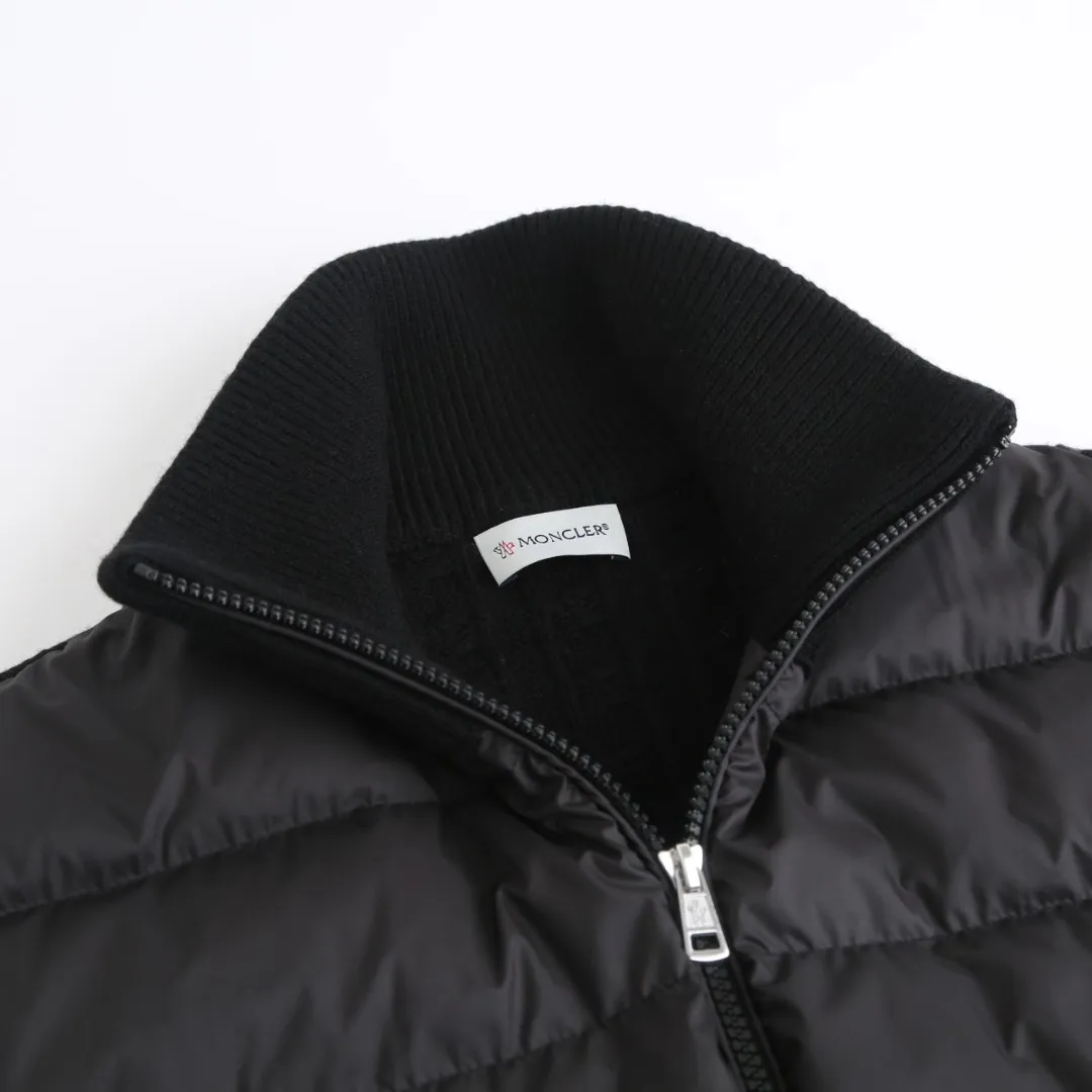 P770 Moncler Wool Spliced ​​Down Jacket Fabric selection: The outer front fabric is made of 100% nylon (nylon). Its high-density structure achieves excellent windproof effect. It also has strong wear resistance and wrinkle resistance. It is scratch-free for daily wear and can be easily taken care of.  The splicing design of sweaters and down jackets not only retains the thermal performance of down jackets, but also incorporates the fashion elements of sweaters, making the overall garment both practical and fashionable.  High-quality material: filled with high-quality white duck down, with a filling capacity of 100g, which has excellent thermal insulation effect. At the same time, the sweater is made of wool, cashmere and other natural fibers, which are soft, comfortable and skin-friendly.  The sweaters and down jackets are carefully spliced ​​to ensure comfortable wearing and are not prone to threading or velvet loss.  High collar design: not only provides excellent thermal insulation effect, but also adds a unique sense of fashion, allowing the wearer to maintain style in the cold season.  Stripe decoration: The stripes on the sleeve arms are like bright brush strokes, embellished on the dark gray down jacket, injecting vitality and movement into the overall look, making the clothing more eye-catching.  Accessories: One-to-one customized zipper puller One-to-one customized armband Size: 1 2 3 4