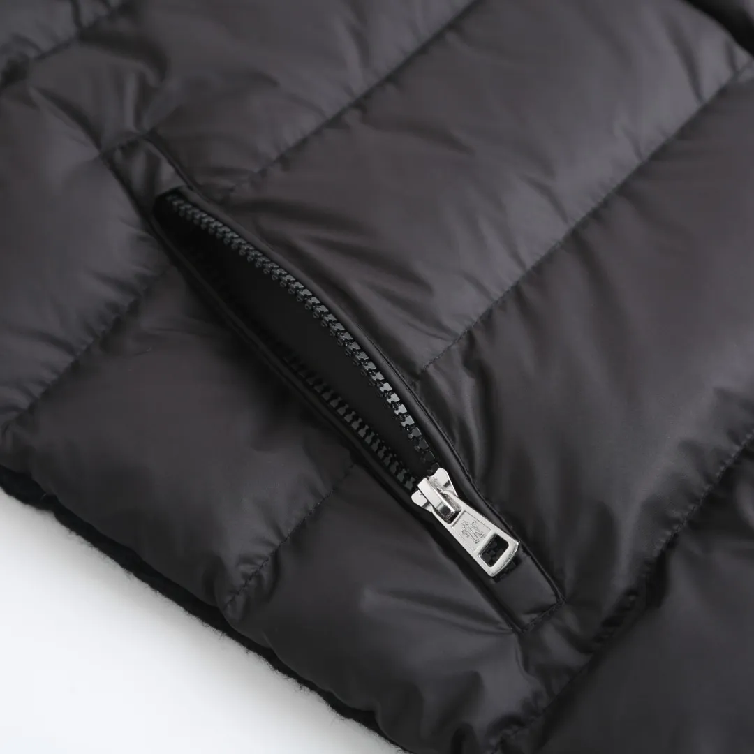 P770 Moncler Wool Spliced ​​Down Jacket Fabric selection: The outer front fabric is made of 100% nylon (nylon). Its high-density structure achieves excellent windproof effect. It also has strong wear resistance and wrinkle resistance. It is scratch-free for daily wear and can be easily taken care of.  The splicing design of sweaters and down jackets not only retains the thermal performance of down jackets, but also incorporates the fashion elements of sweaters, making the overall garment both practical and fashionable.  High-quality material: filled with high-quality white duck down, with a filling capacity of 100g, which has excellent thermal insulation effect. At the same time, the sweater is made of wool, cashmere and other natural fibers, which are soft, comfortable and skin-friendly.  The sweaters and down jackets are carefully spliced ​​to ensure comfortable wearing and are not prone to threading or velvet loss.  High collar design: not only provides excellent thermal insulation effect, but also adds a unique sense of fashion, allowing the wearer to maintain style in the cold season.  Stripe decoration: The stripes on the sleeve arms are like bright brush strokes, embellished on the dark gray down jacket, injecting vitality and movement into the overall look, making the clothing more eye-catching.  Accessories: One-to-one customized zipper puller One-to-one customized armband Size: 1 2 3 4
