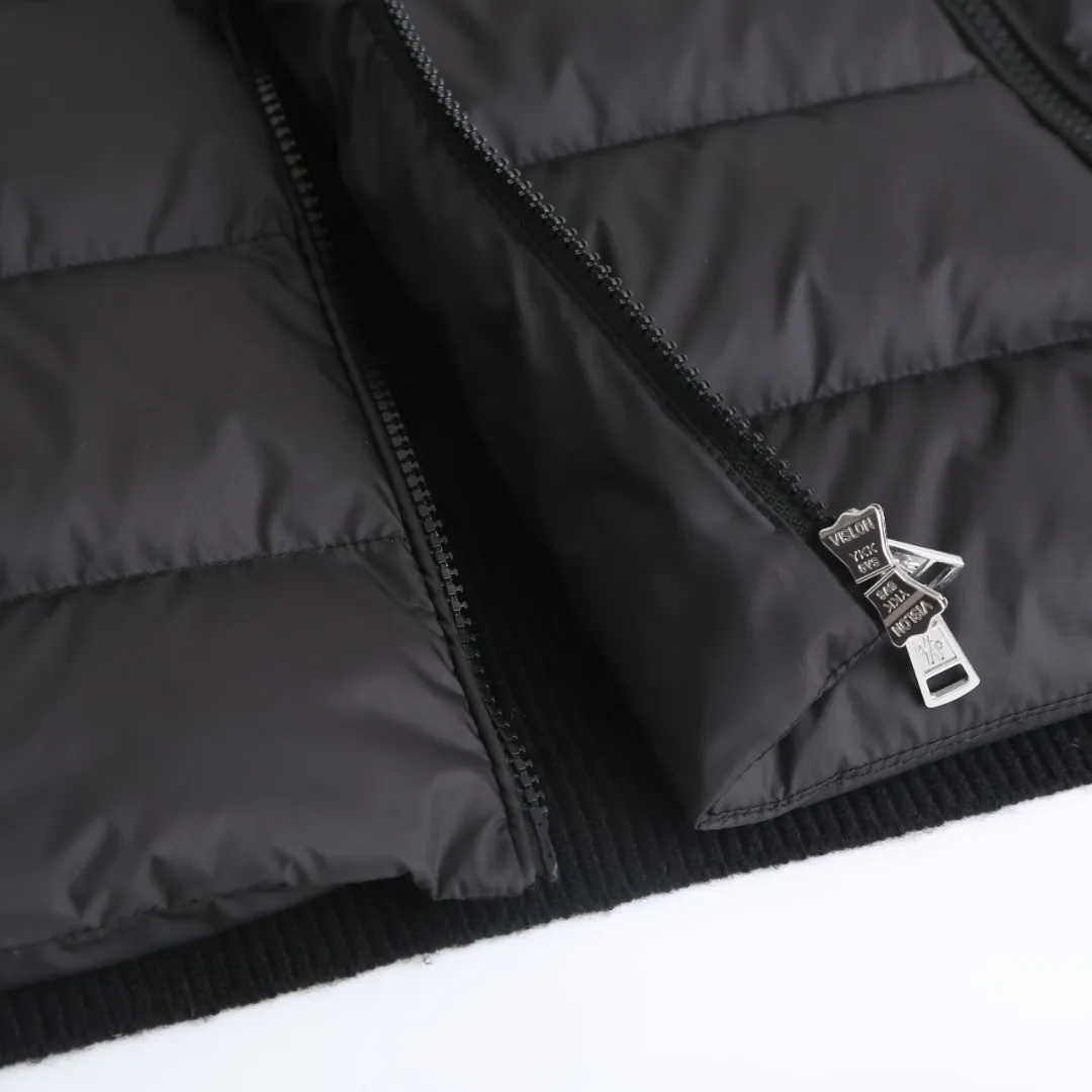 P770 Moncler Wool Spliced ​​Down Jacket Fabric selection: The outer front fabric is made of 100% nylon (nylon). Its high-density structure achieves excellent windproof effect. It also has strong wear resistance and wrinkle resistance. It is scratch-free for daily wear and can be easily taken care of.  The splicing design of sweaters and down jackets not only retains the thermal performance of down jackets, but also incorporates the fashion elements of sweaters, making the overall garment both practical and fashionable.  High-quality material: filled with high-quality white duck down, with a filling capacity of 100g, which has excellent thermal insulation effect. At the same time, the sweater is made of wool, cashmere and other natural fibers, which are soft, comfortable and skin-friendly.  The sweaters and down jackets are carefully spliced ​​to ensure comfortable wearing and are not prone to threading or velvet loss.  High collar design: not only provides excellent thermal insulation effect, but also adds a unique sense of fashion, allowing the wearer to maintain style in the cold season.  Stripe decoration: The stripes on the sleeve arms are like bright brush strokes, embellished on the dark gray down jacket, injecting vitality and movement into the overall look, making the clothing more eye-catching.  Accessories: One-to-one customized zipper puller One-to-one customized armband Size: 1 2 3 4