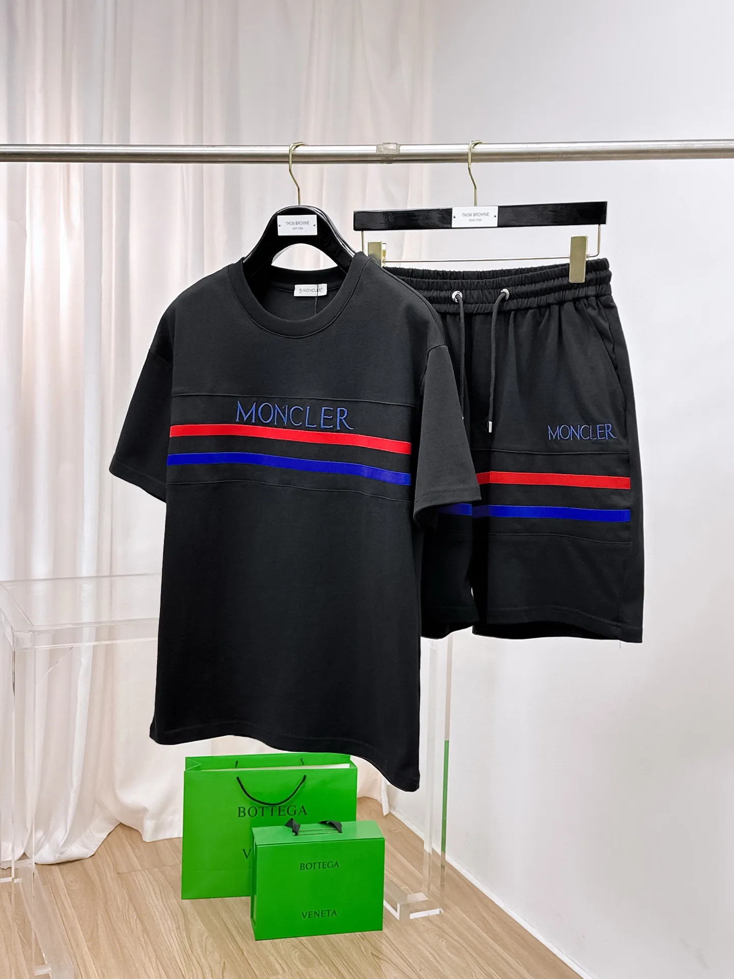 P560 Brand [MONCLER Mouth Covered] 2025 round neck short-sleeved shorts suit. The pure cotton fabric upper body will not be stuffy, the smooth and comfortable skin-friendly effect is more breathable, the fabric has its own texture, classic logo technology, a new interpretation from a unique angle, the first choice for fashion and versatility! Size: M-3XL (maximum wear: 190 pounds)