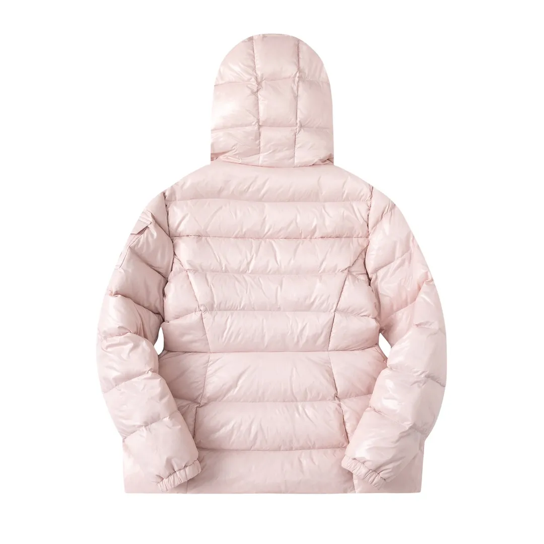 P780 💎The highest version💎 Moncler/hooded and waisted women's short down jacket. The down jacket has both feminine temperament and practical functions, reinterpreting the aesthetic style of the 1970s for modern women. The barante down jacket is made from lustrous nylon and is inspired by the 1970s. It adopts a waist design and presents an A-line silhouette, highlighting a feminine style. An adjustable hood and signature logo patch add finishing touches. Details · Made of lon laqué fabric · lon laqué lining · Filled with down · Adjustable hood · Zipper and snap closure · Suit pocket · Adjustable cuffs Color: black/beige/pink size:0/1/2/3
