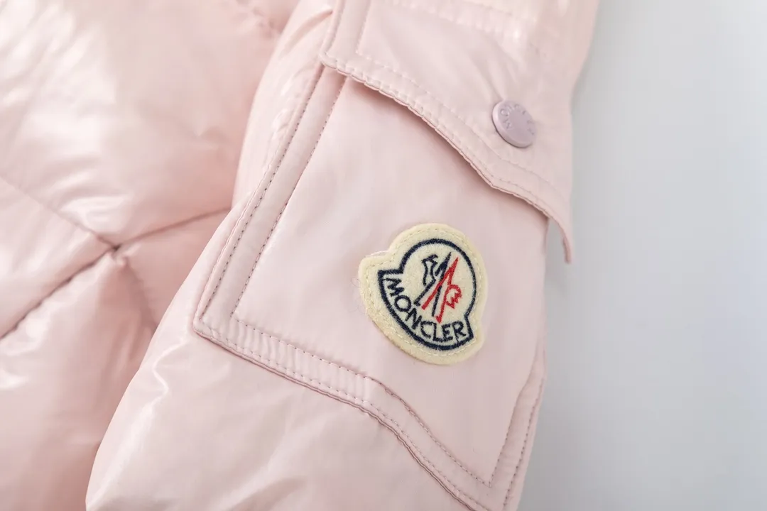 P780 💎The highest version💎 Moncler/hooded and waisted women's short down jacket. The down jacket has both feminine temperament and practical functions, reinterpreting the aesthetic style of the 1970s for modern women. The barante down jacket is made from lustrous nylon and is inspired by the 1970s. It adopts a waist design and presents an A-line silhouette, highlighting a feminine style. An adjustable hood and signature logo patch add finishing touches. Details · Made of lon laqué fabric · lon laqué lining · Filled with down · Adjustable hood · Zipper and snap closure · Suit pocket · Adjustable cuffs Color: black/beige/pink size:0/1/2/3