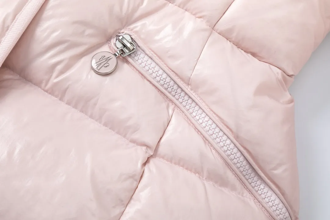 P780 💎The highest version💎 Moncler/hooded and waisted women's short down jacket. The down jacket has both feminine temperament and practical functions, reinterpreting the aesthetic style of the 1970s for modern women. The barante down jacket is made from lustrous nylon and is inspired by the 1970s. It adopts a waist design and presents an A-line silhouette, highlighting a feminine style. An adjustable hood and signature logo patch add finishing touches. Details · Made of lon laqué fabric · lon laqué lining · Filled with down · Adjustable hood · Zipper and snap closure · Suit pocket · Adjustable cuffs Color: black/beige/pink size:0/1/2/3