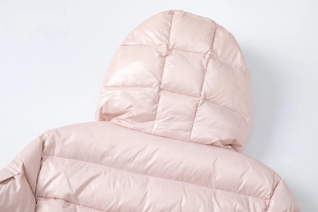 P780 💎The highest version💎 Moncler/hooded and waisted women's short down jacket. The down jacket has both feminine temperament and practical functions, reinterpreting the aesthetic style of the 1970s for modern women. The barante down jacket is made from lustrous nylon and is inspired by the 1970s. It adopts a waist design and presents an A-line silhouette, highlighting a feminine style. An adjustable hood and signature logo patch add finishing touches. Details · Made of lon laqué fabric · lon laqué lining · Filled with down · Adjustable hood · Zipper and snap closure · Suit pocket · Adjustable cuffs Color: black/beige/pink size:0/1/2/3