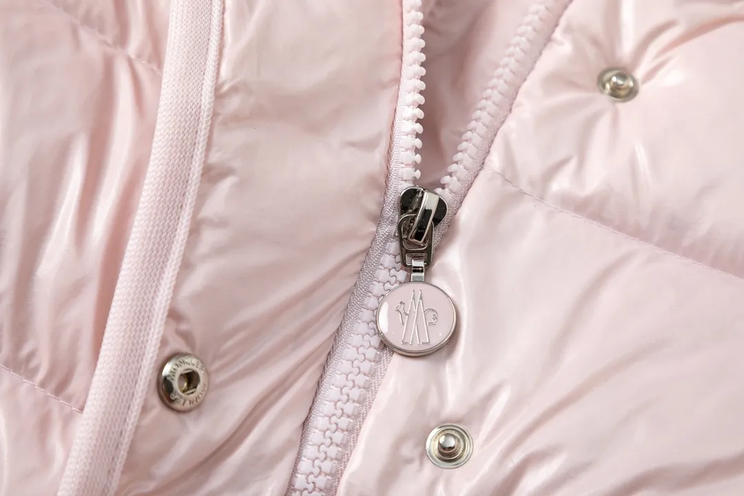 P780 💎The highest version💎 Moncler/hooded and waisted women's short down jacket. The down jacket has both feminine temperament and practical functions, reinterpreting the aesthetic style of the 1970s for modern women. The barante down jacket is made from lustrous nylon and is inspired by the 1970s. It adopts a waist design and presents an A-line silhouette, highlighting a feminine style. An adjustable hood and signature logo patch add finishing touches. Details · Made of lon laqué fabric · lon laqué lining · Filled with down · Adjustable hood · Zipper and snap closure · Suit pocket · Adjustable cuffs Color: black/beige/pink size:0/1/2/3