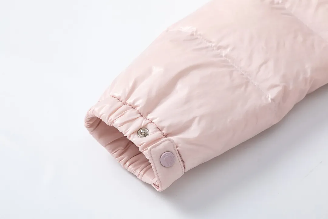 P780 💎The highest version💎 Moncler/hooded and waisted women's short down jacket. The down jacket has both feminine temperament and practical functions, reinterpreting the aesthetic style of the 1970s for modern women. The barante down jacket is made from lustrous nylon and is inspired by the 1970s. It adopts a waist design and presents an A-line silhouette, highlighting a feminine style. An adjustable hood and signature logo patch add finishing touches. Details · Made of lon laqué fabric · lon laqué lining · Filled with down · Adjustable hood · Zipper and snap closure · Suit pocket · Adjustable cuffs Color: black/beige/pink size:0/1/2/3