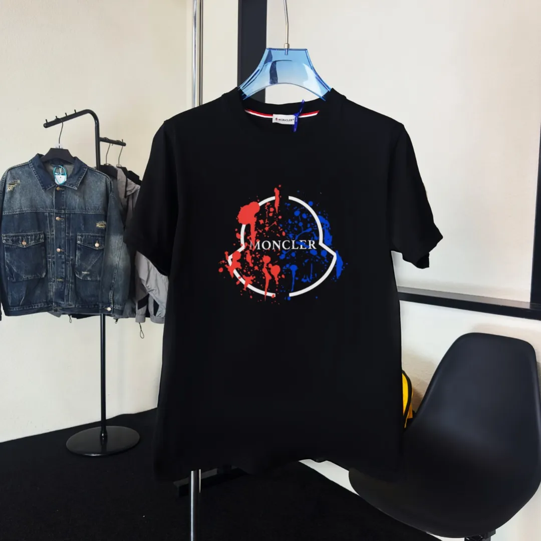 P140 Upgraded version "Mobile phone smart sensor ~ NFC chip armband ~ Direct access to the official website for anti-counterfeiting" "Moncler ~ Mouth Mouth" 2025 new high-quality round neck short-sleeved T-shirt. The cuffs have imported embroidered labels. Customized dyeing, very comfortable to touch. Super versatile and good-looking short-sleeved. Complete with three labels. Non-market ordinary version. Feel free to compare. Quality is absolutely guaranteed! ‼ First of all, this original fabric is all custom-woven with 32-count double yarn fabric, 250G, and the weight is the same‼ Fine workmanship, double waistcoat method, double waistcoat method, double waistcoat method makes the whole dress more three-dimensional, which is not a craft that ordinary T-shirts can achieve🤪 Size: S-M-L-XL-2XL Color: black, white, apricot, same style for men and women