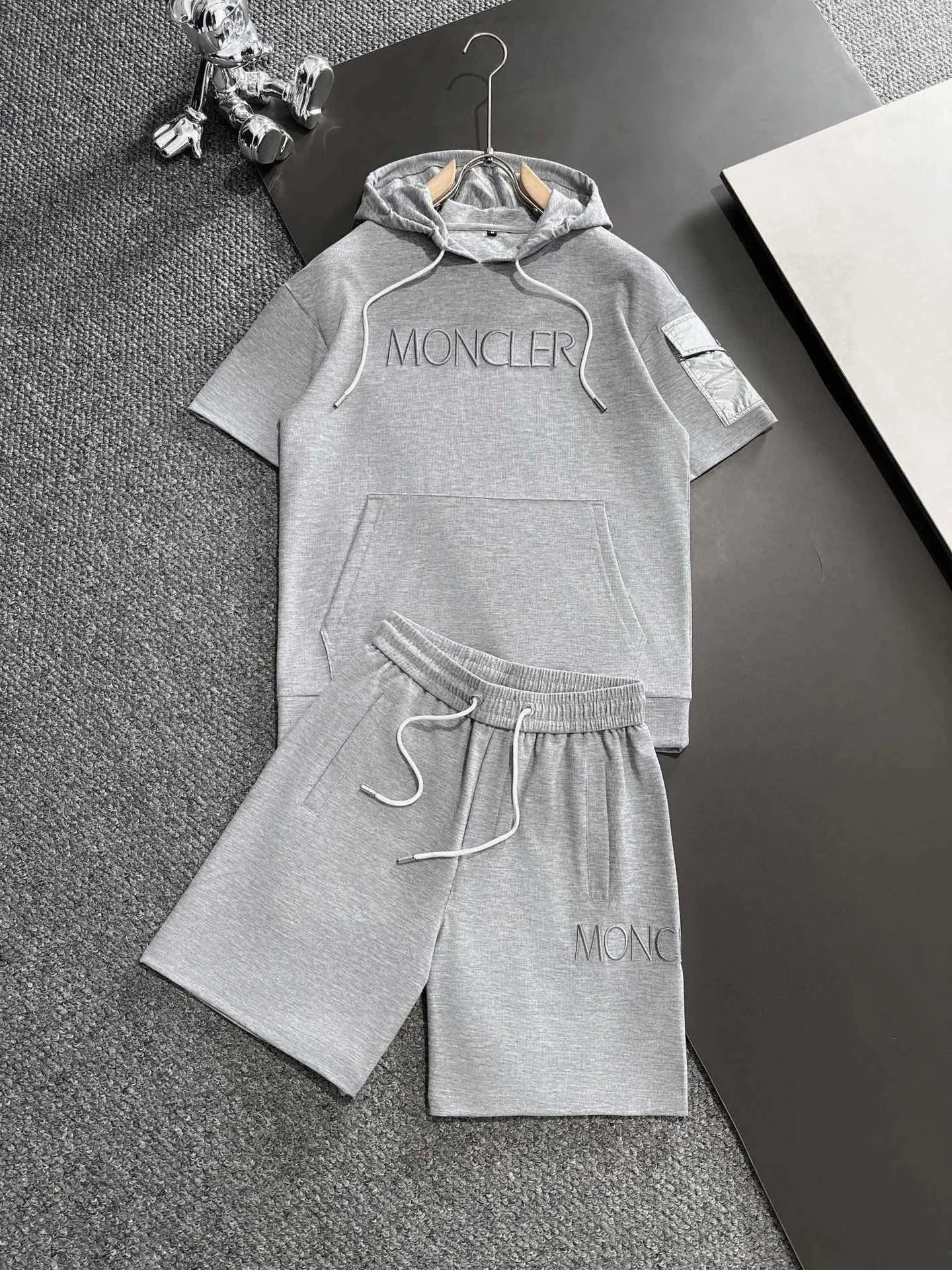 P560 Brand [MONCLER Mouth Covered] 2025 round neck short-sleeved shorts suit. The pure cotton fabric upper body will not be stuffy, the smooth and comfortable skin-friendly effect is more breathable, the fabric has its own texture, classic logo technology, a new interpretation from a unique angle, the first choice for fashion and versatility! Size: M-3XL (maximum wear: 190 pounds)
