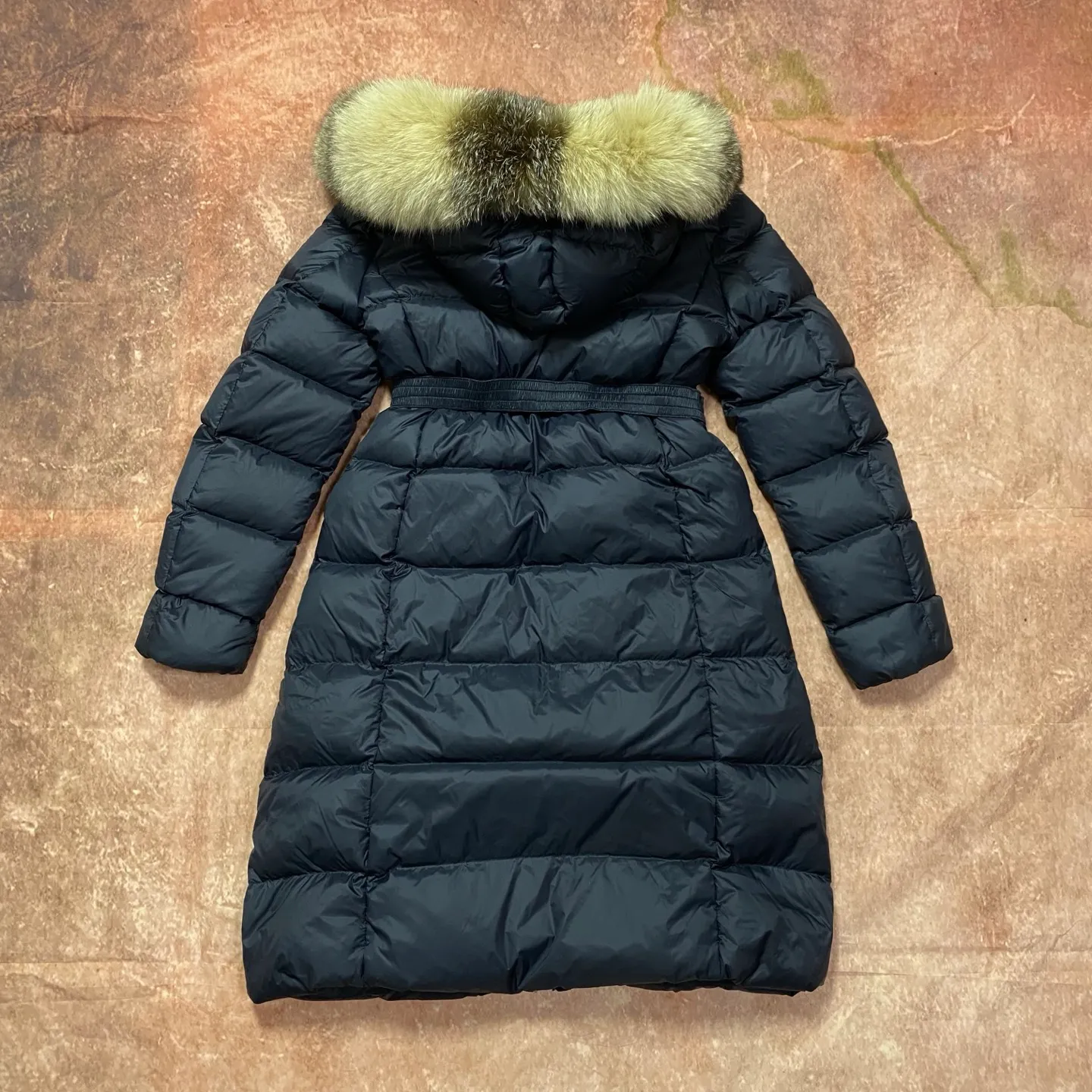 P1020 Moncler🌟25 new autumn and winter large fur collar long waisted hooded down jacket. The classic hot style among down jackets. A must-have in winter. Customized detachable large fur collar hooded long down jacket. The upper body is not too bloated. It is designed with a belt to tighten the waist. It is classic, handsome and warm. National standard 90 white goose down filling. Imported machine stitching and stitching technology. Fashionable and warm upper body. Excellent practicality. Style number: black white size: 1234