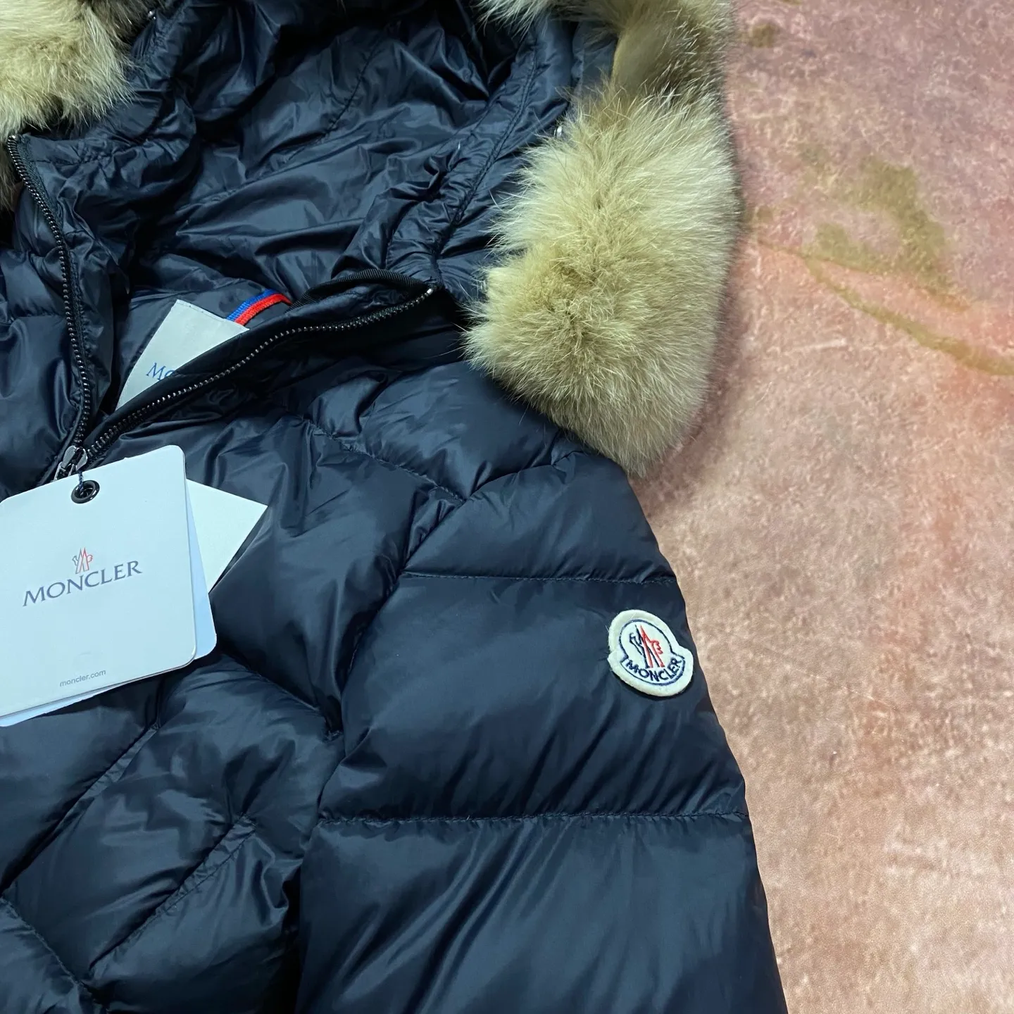 P1020 Moncler🌟25 new autumn and winter large fur collar long waisted hooded down jacket. The classic hot style among down jackets. A must-have in winter. Customized detachable large fur collar hooded long down jacket. The upper body is not too bloated. It is designed with a belt to tighten the waist. It is classic, handsome and warm. National standard 90 white goose down filling. Imported machine stitching and stitching technology. Fashionable and warm upper body. Excellent practicality. Style number: black white size: 1234